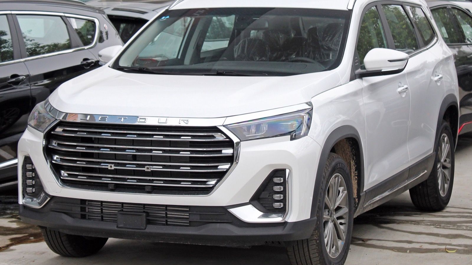 White Jetour X90 Plus mid-size SUV, front three-quarter view