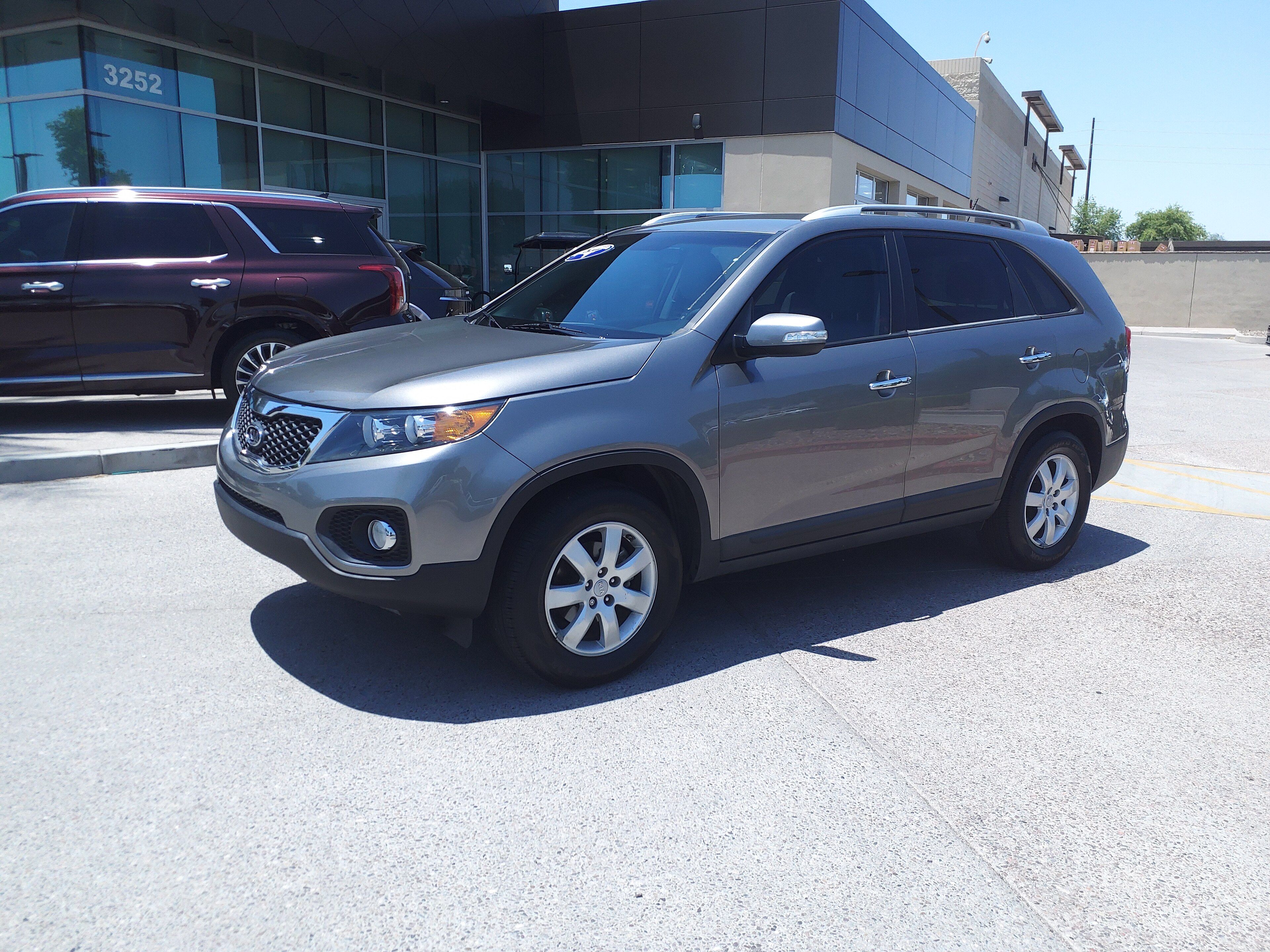 Silver 2013 Kia Sorento LX four-door SUV, front three-quarter view