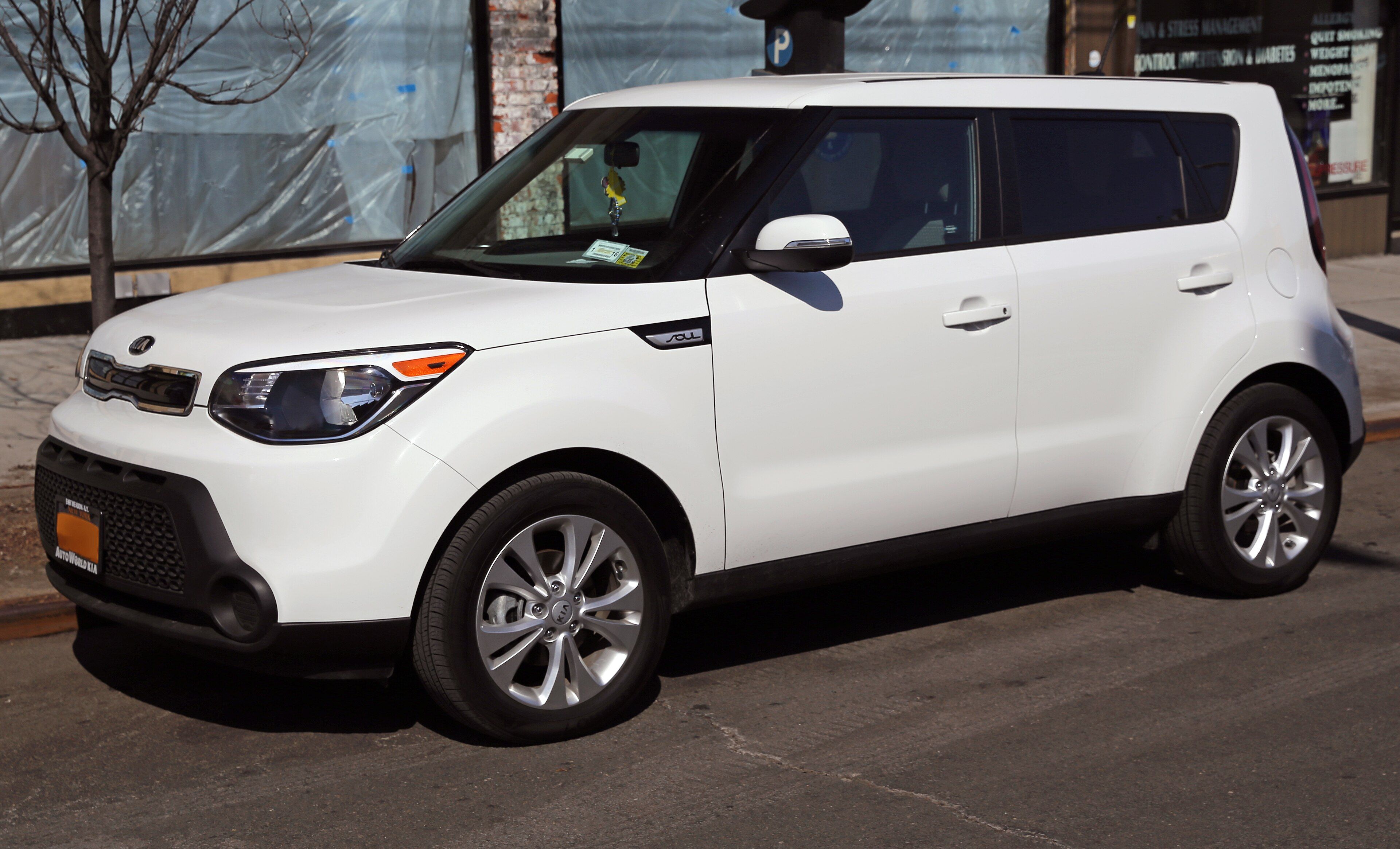 2014 Kia Soul Plus hatchback, front three-quarter view