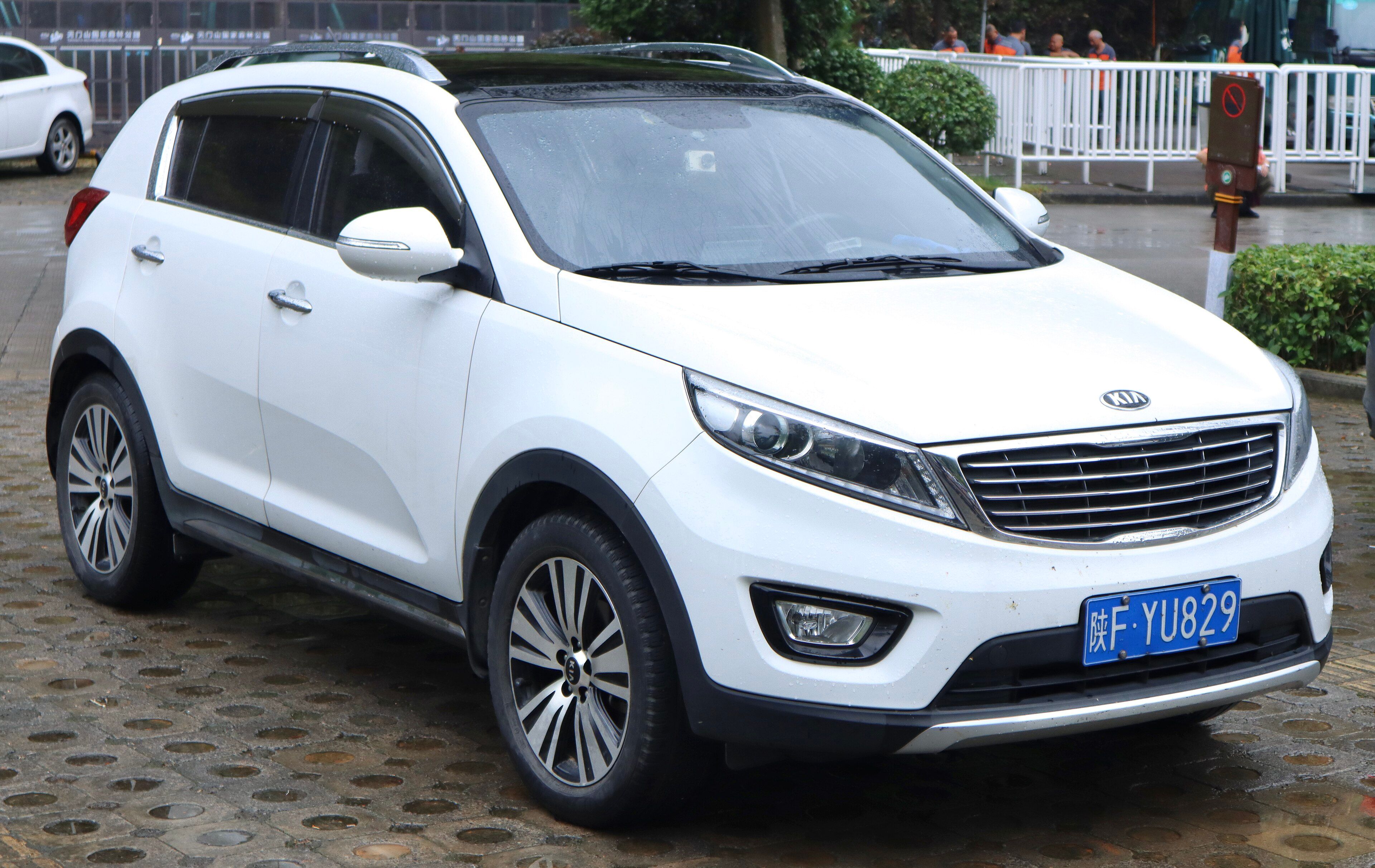 White third-generation Kia Sportage (SL) facelift, front three-quarter view