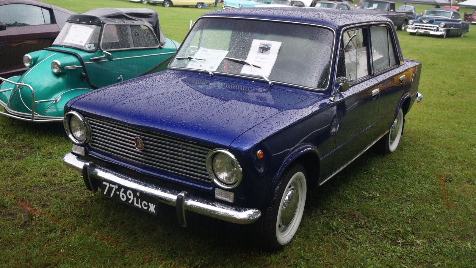 Dark blue 1971 Lada 2101 Zhiguli four-door saloon, front three-quarter view