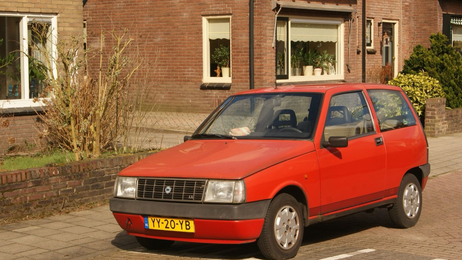Red 1990 Lancia Y10 Selectronic city car, front three-quarter view