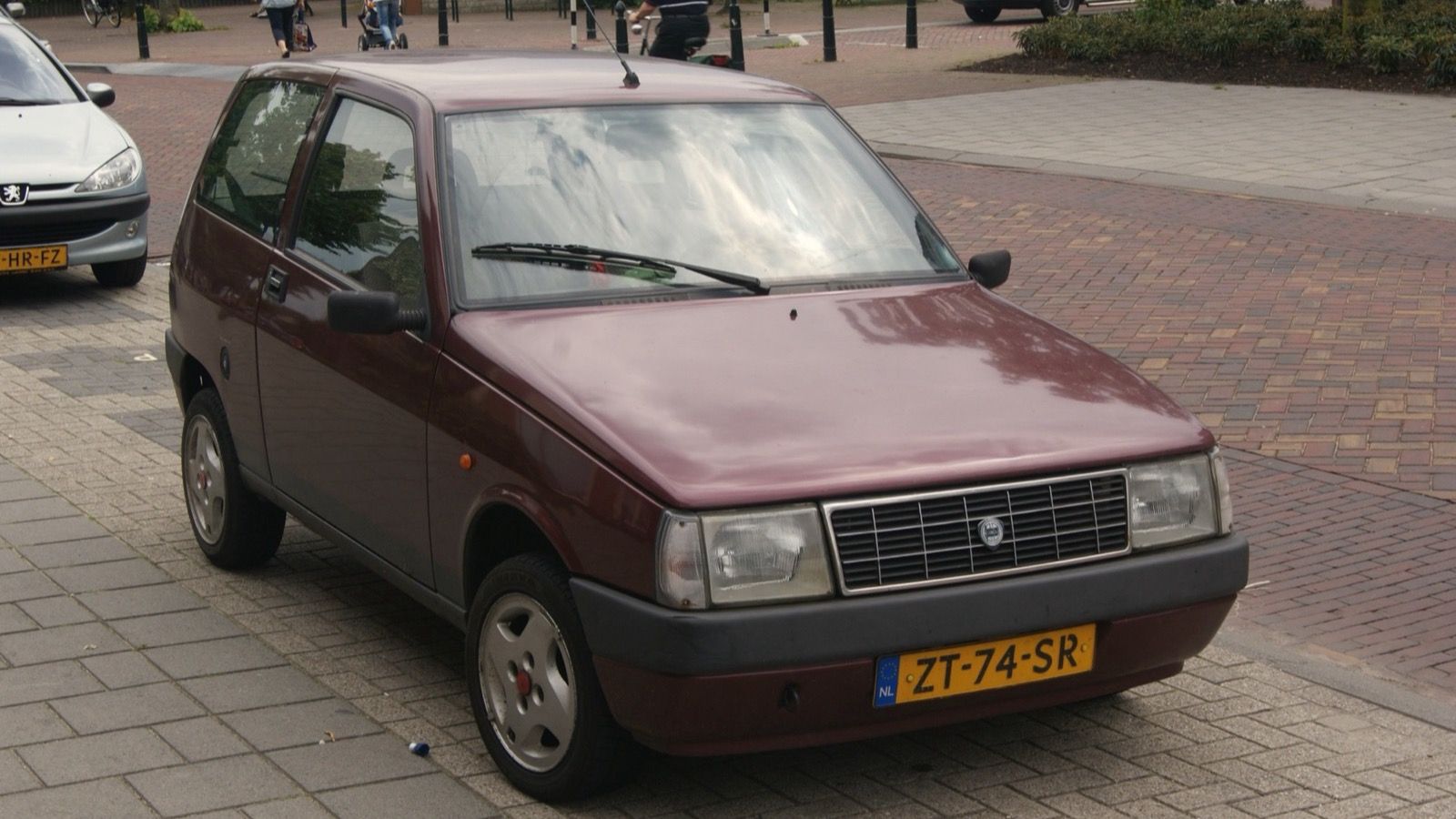 Maroon 1991 Lancia Y10 Fire i.e. city car, front three-quarter view