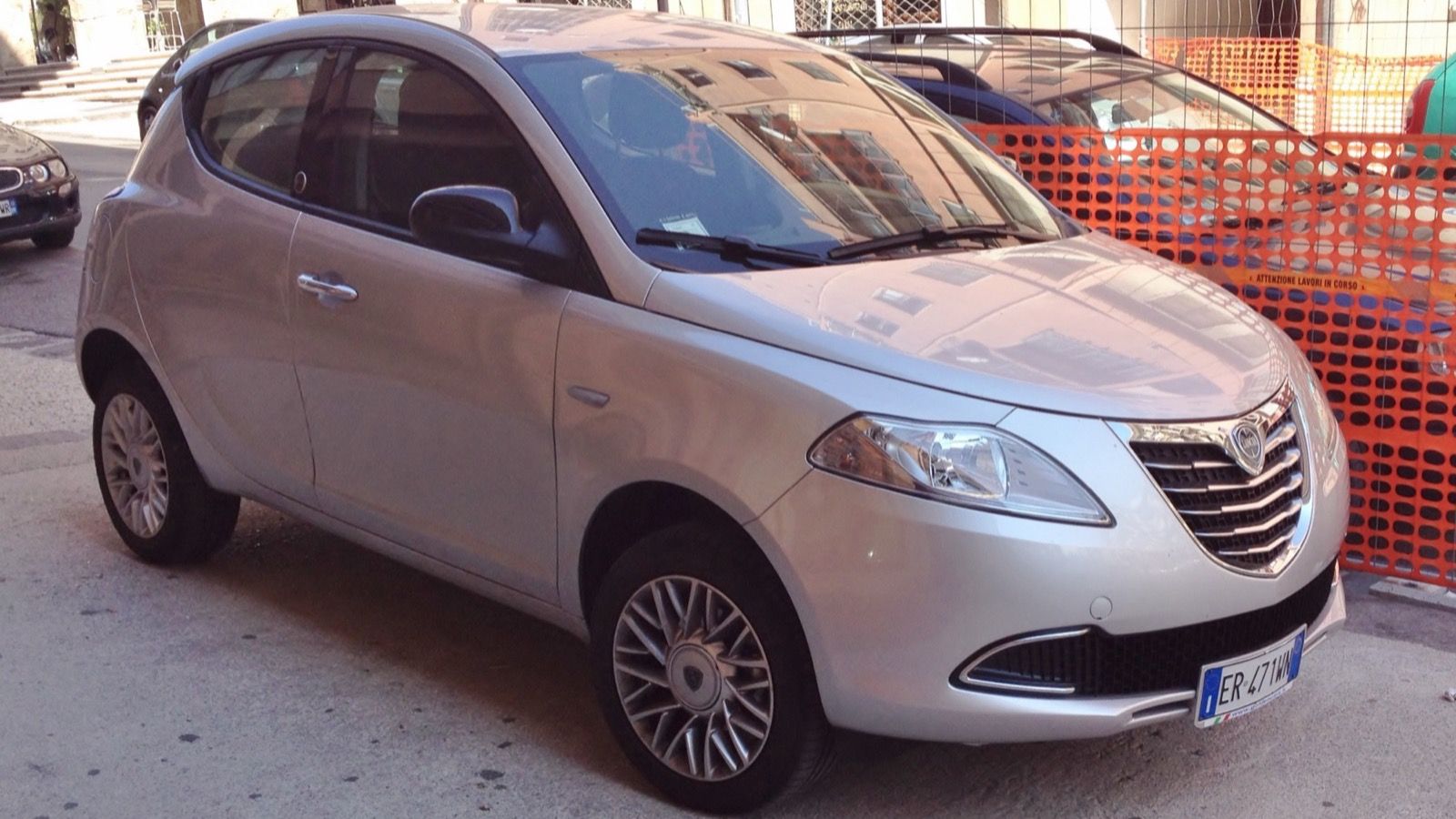 Silver 2013 Lancia Ypsilon 0.9 TwinAir EcoChic Metano five-door hatchback, front three-quarter view