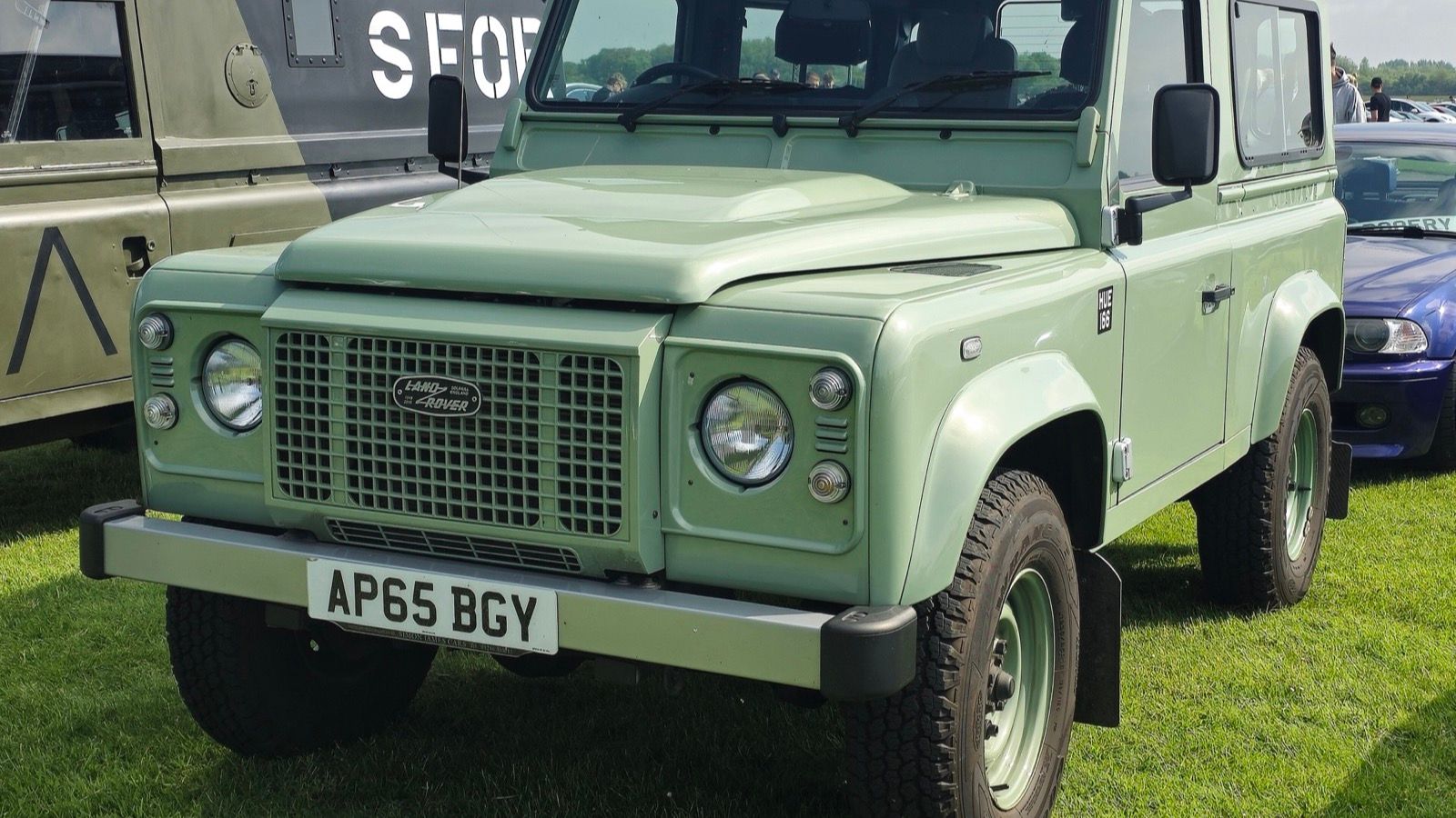 2015 Land Rover Defender, side view