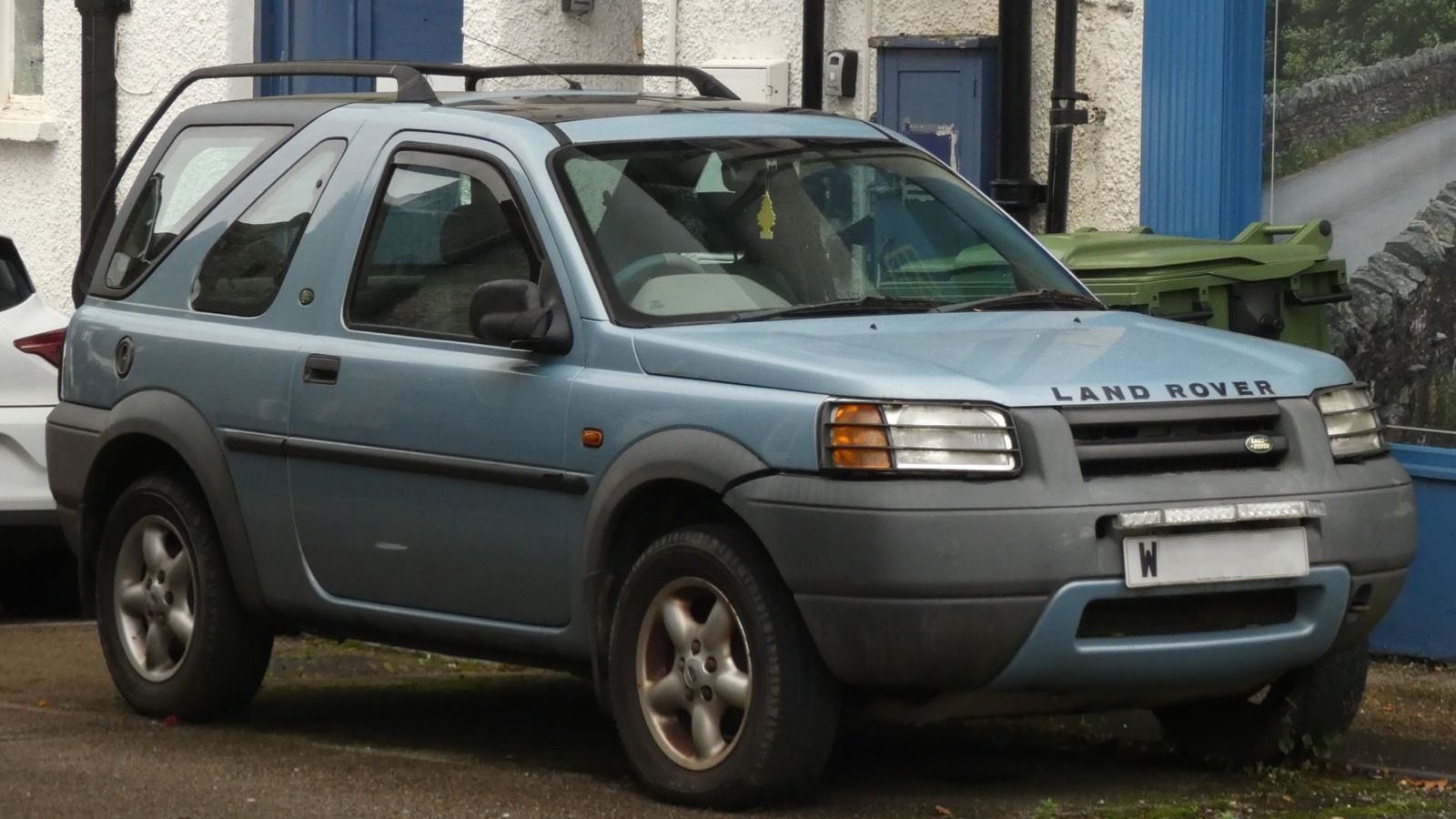 2000 Land Rover Freelander, front three-quarter view