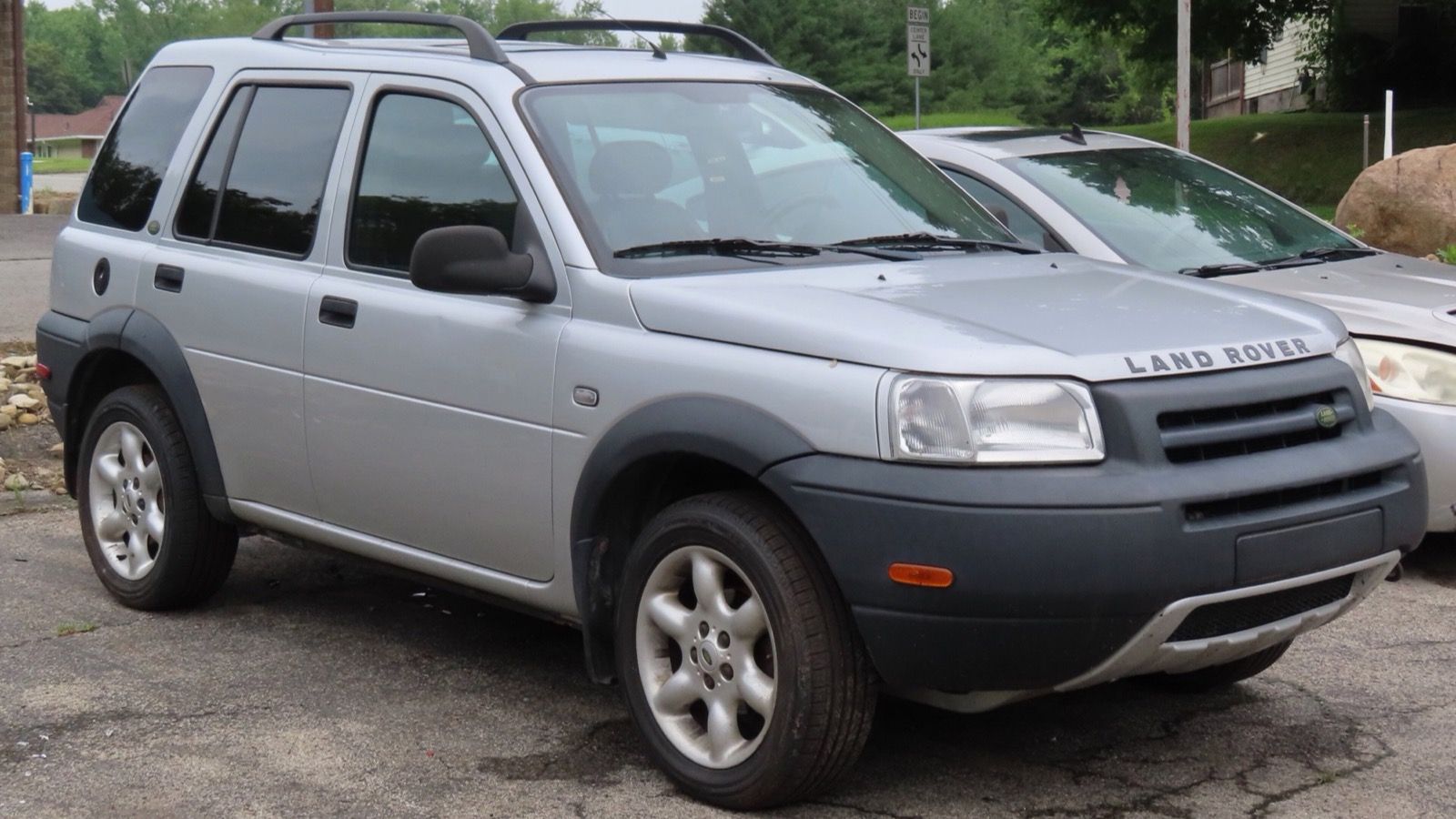 2002 Land Rover Freelander, front three-quarter view from the right