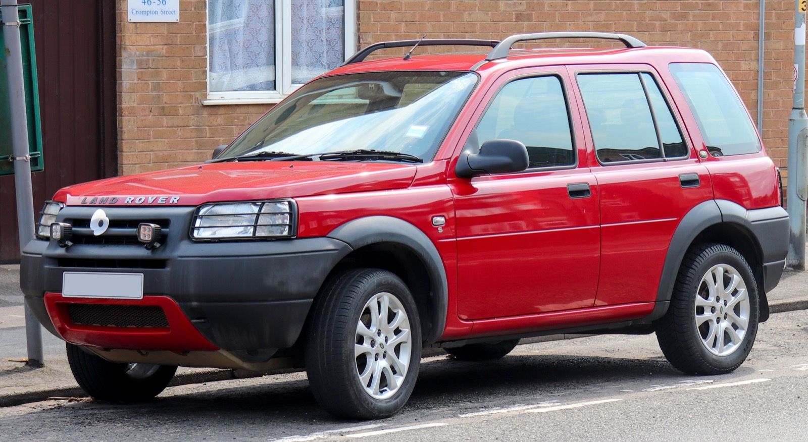 2003 Land Rover Freelander, front three-quarter view