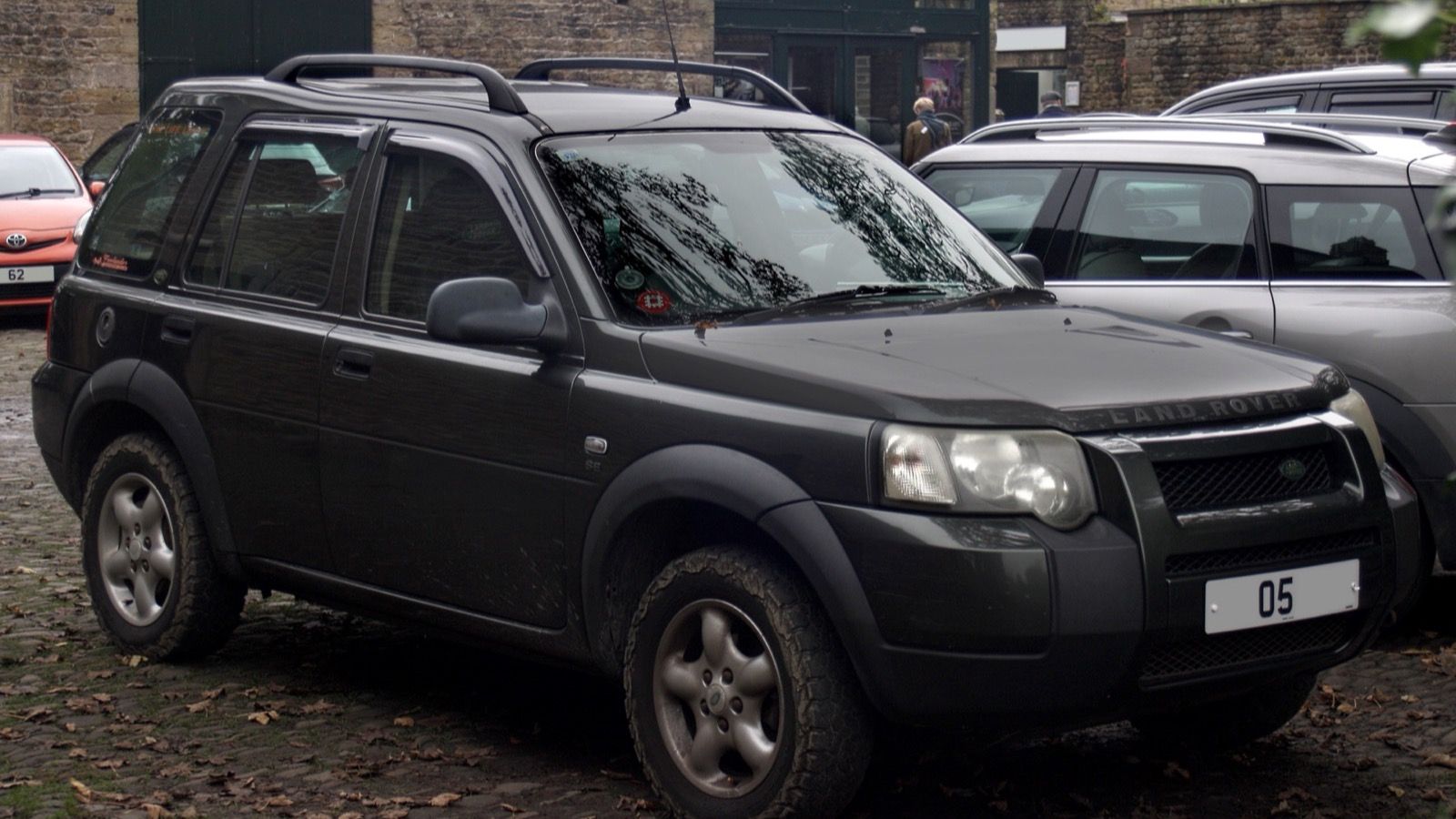 2005 Land Rover Freelander, front three-quarter view from the right
