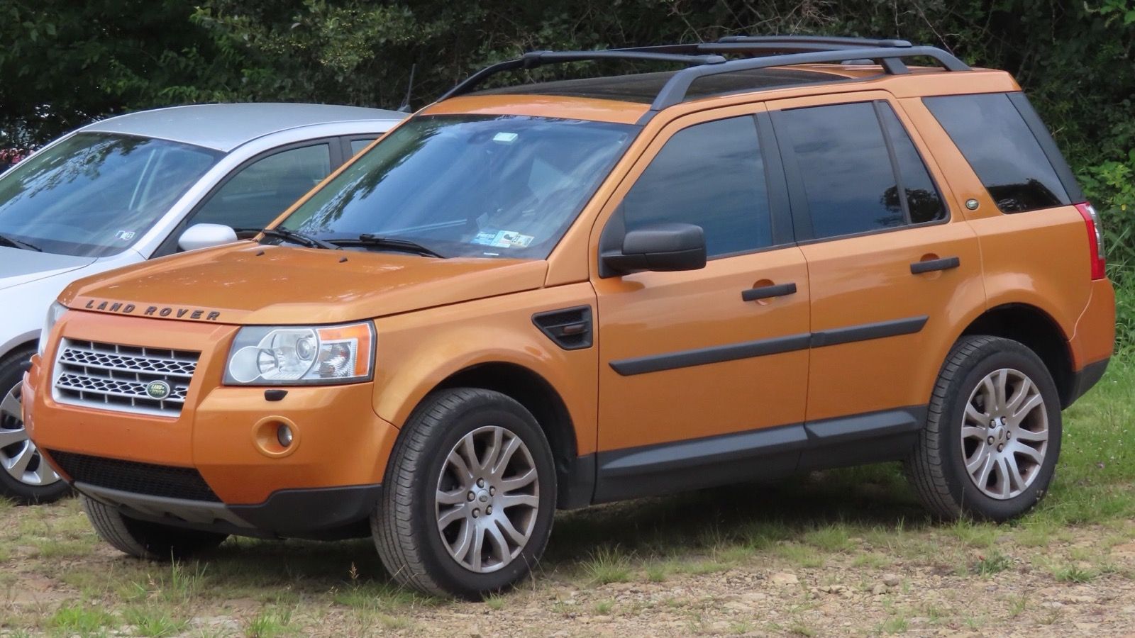 2008 Land Rover Freelander, front three-quarter view from the left