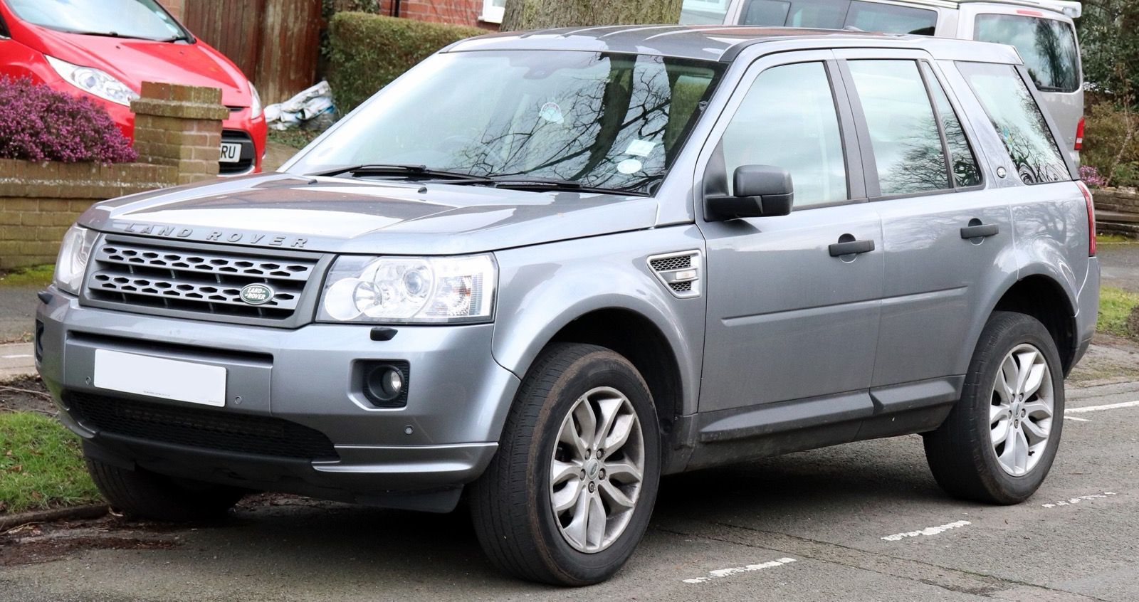 2012 Land Rover Freelander, front three-quarter view