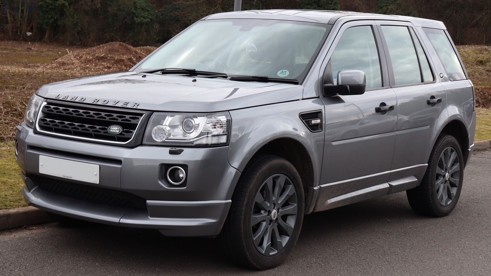2013 Land Rover Freelander, front three-quarter view