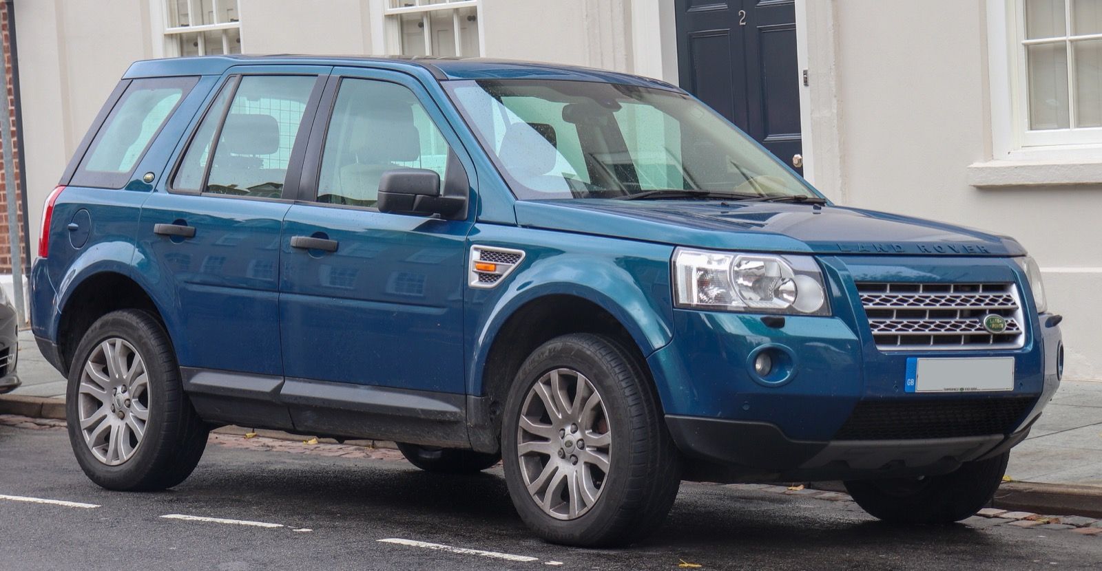 2008 Land Rover Freelander, front three-quarter view