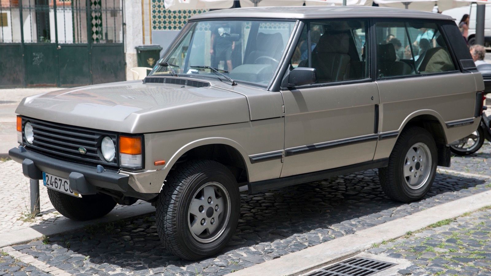 1993 Range Rover, front three-quarter view from the left