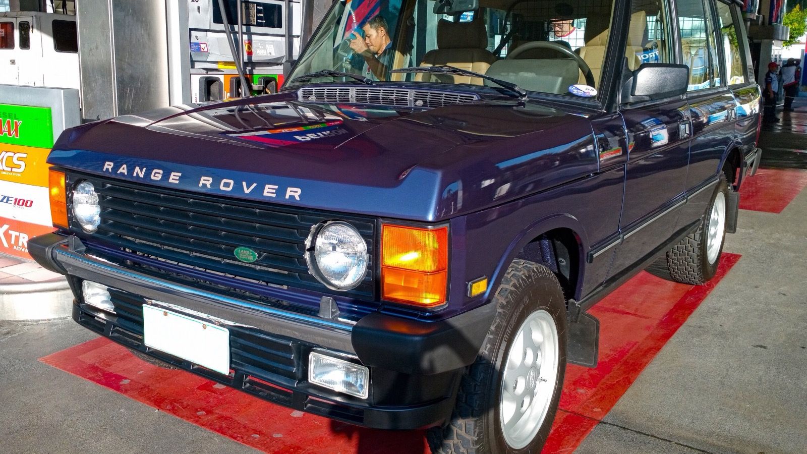 1994 Range Rover, front three-quarter view from the left
