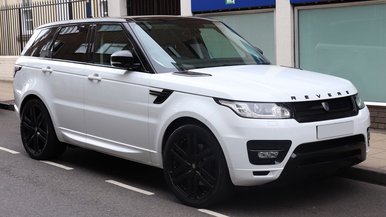 2015 Range Rover Sport, front three-quarter view