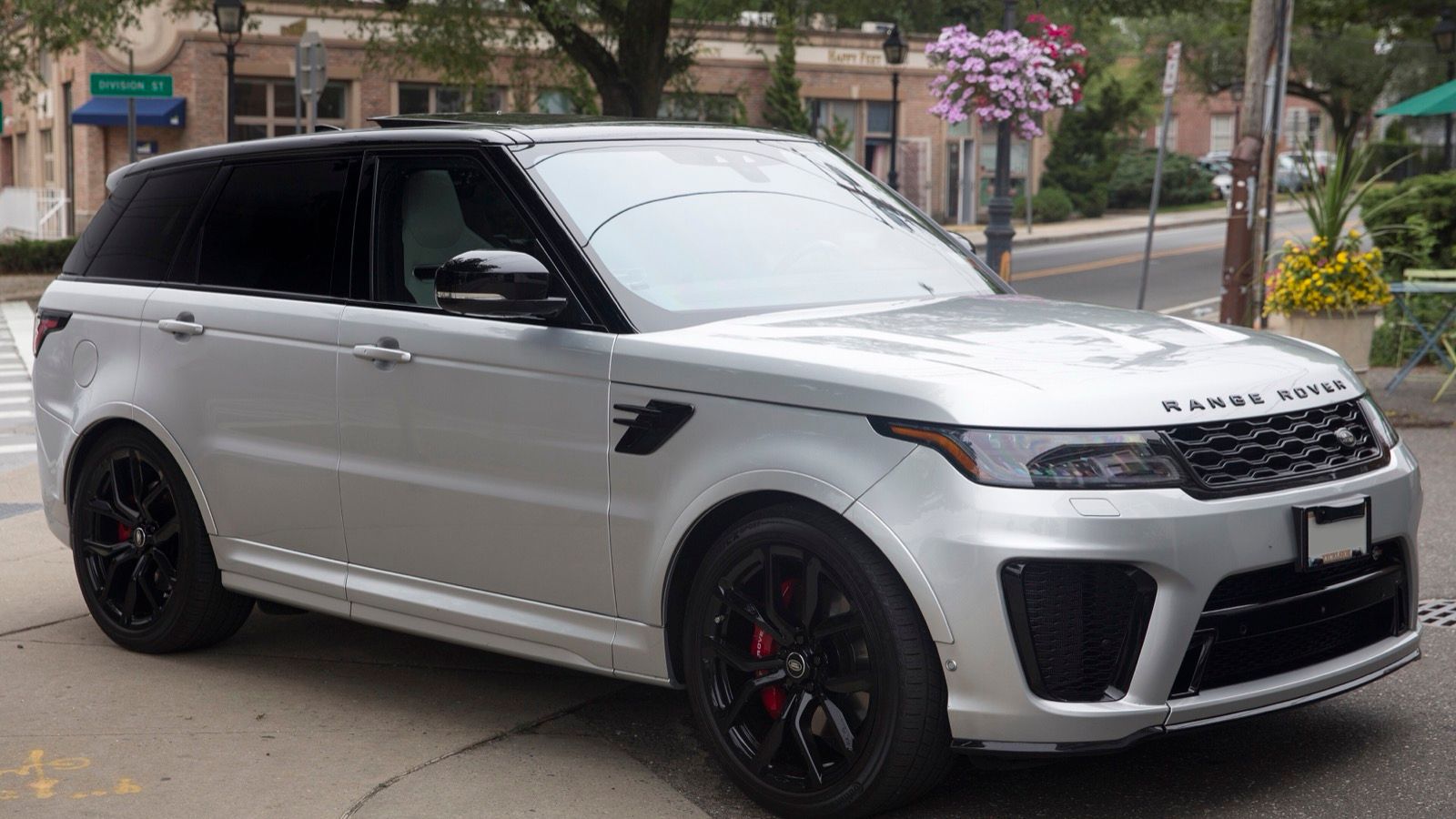 2020 Range Rover Sport, front three-quarter view from the right