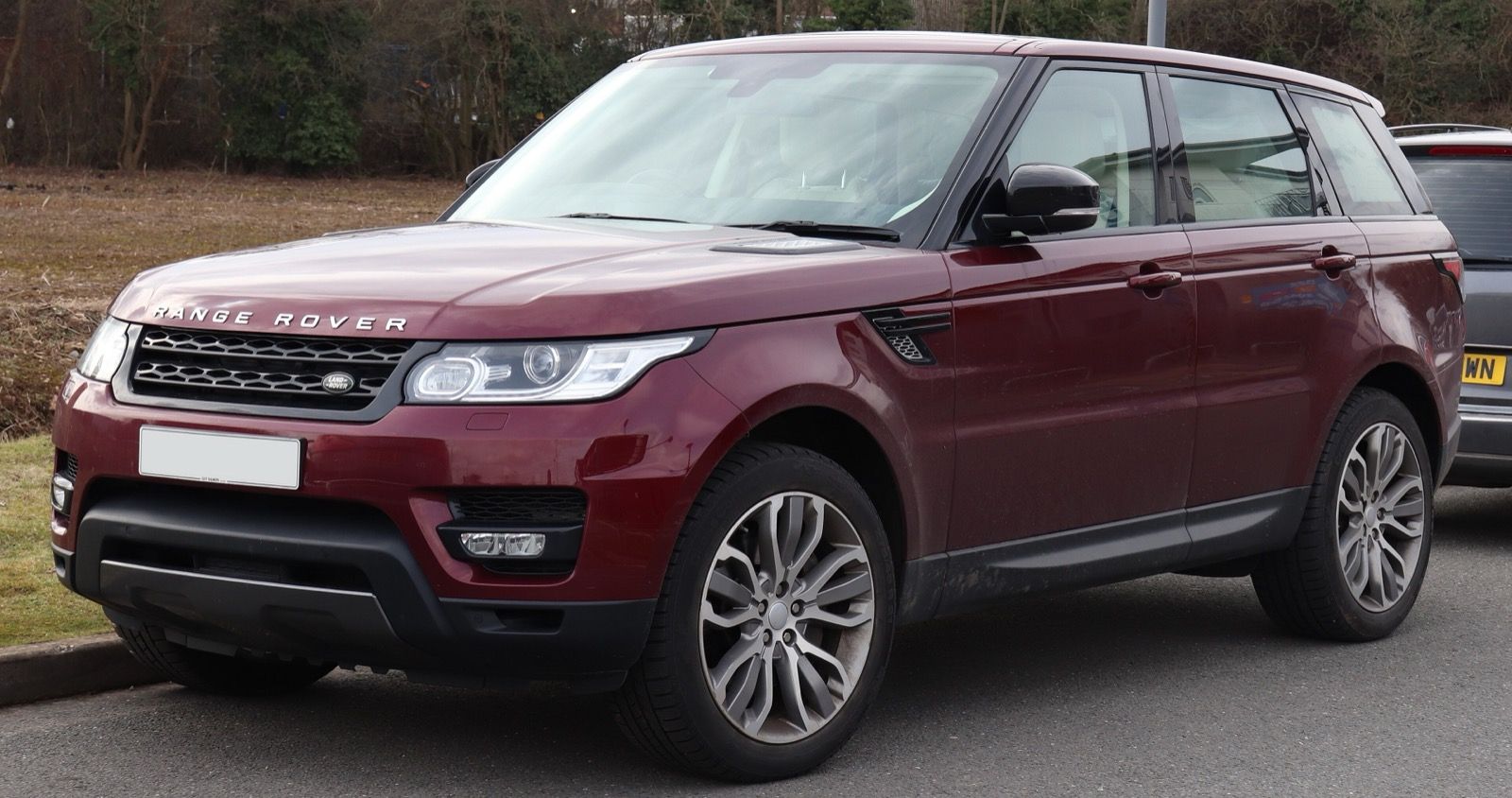 2015 Range Rover Sport, front three-quarter view