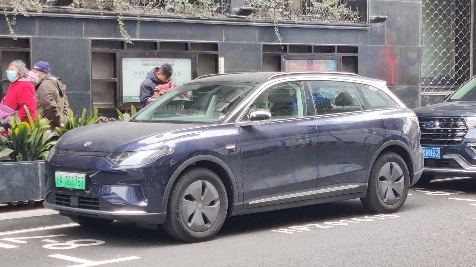 Dark blue 2022 Leapmotor C11 electric SUV parked on a Shanghai street, front three-quarter view