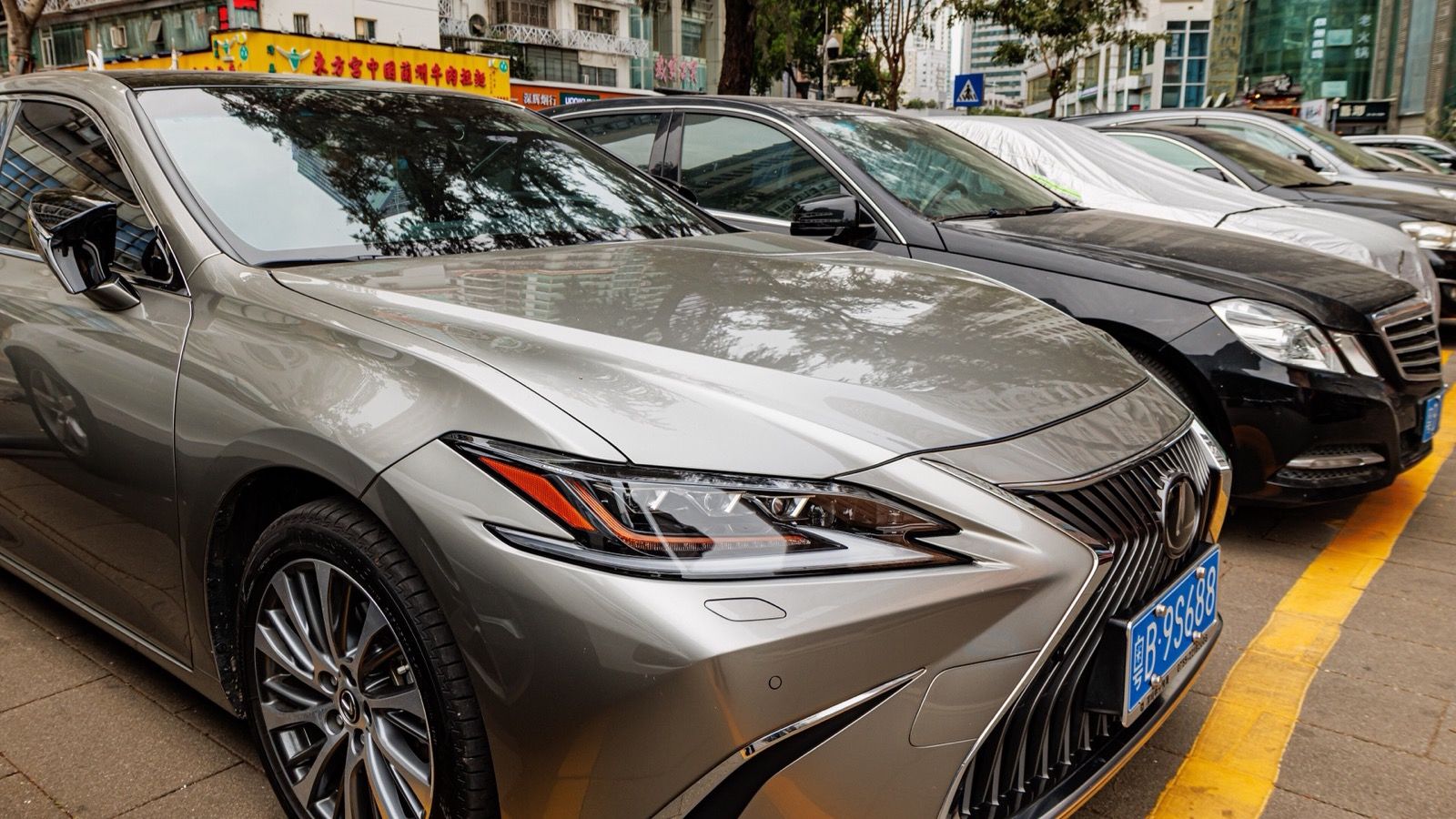 Silver seventh-generation Lexus ES parked at the kerb, front three-quarter view