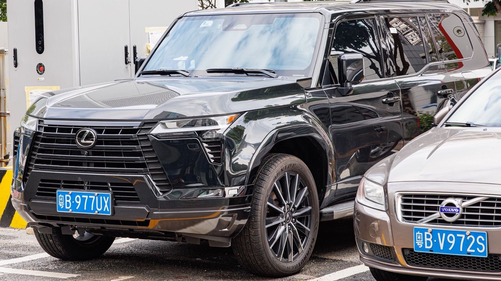 Dark green third-generation Lexus GX 550 parked, front three-quarter view