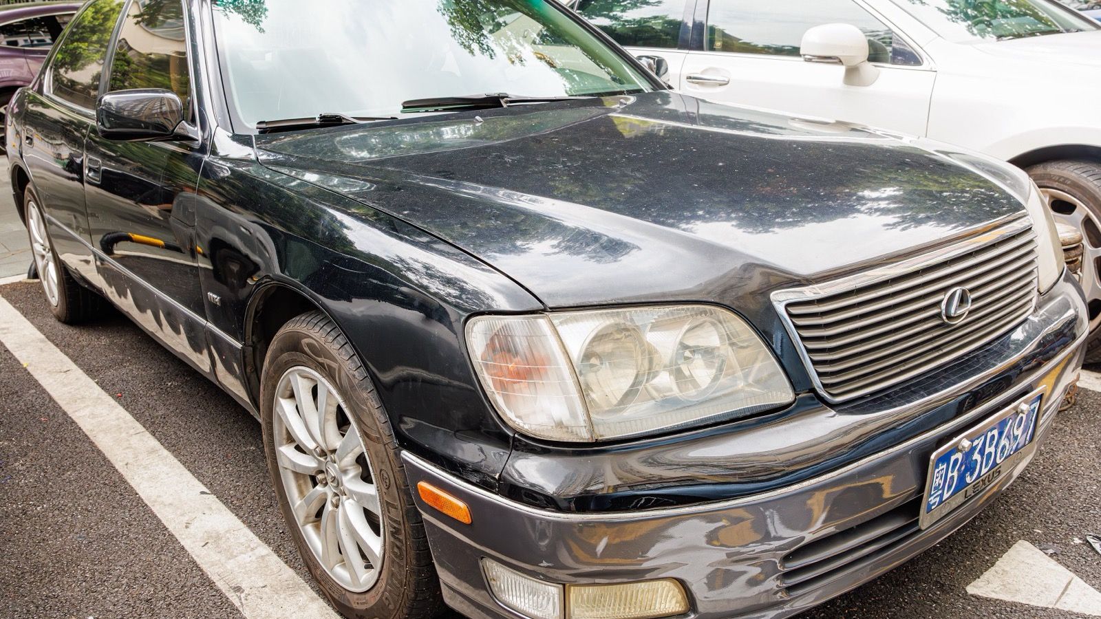 Black second-generation Lexus LS 400 sedan, front three-quarter view