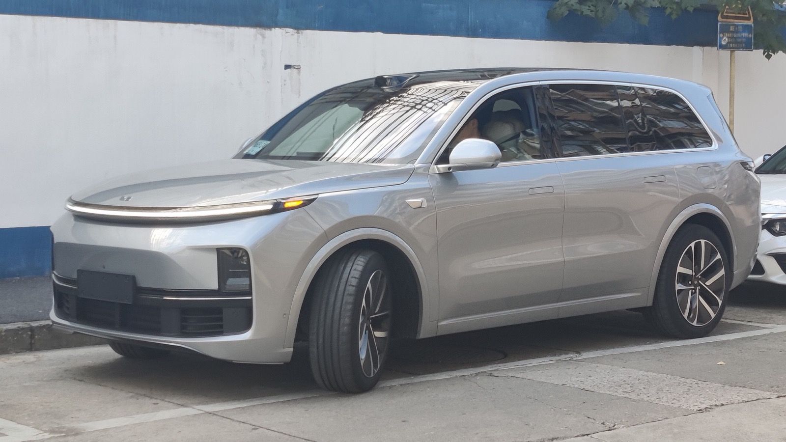 Li Auto L9 in silver, front three-quarter view parked on a street in China