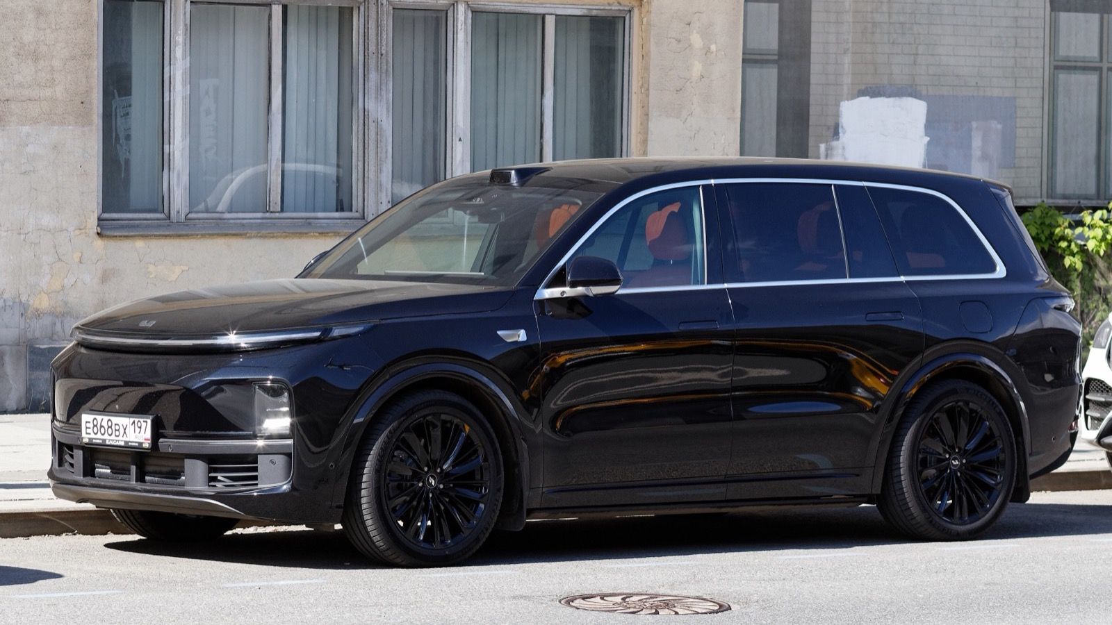 Pre-facelift Li Auto L9 in black, side profile showing the three-row full-size SUV body and roof-mounted lidar