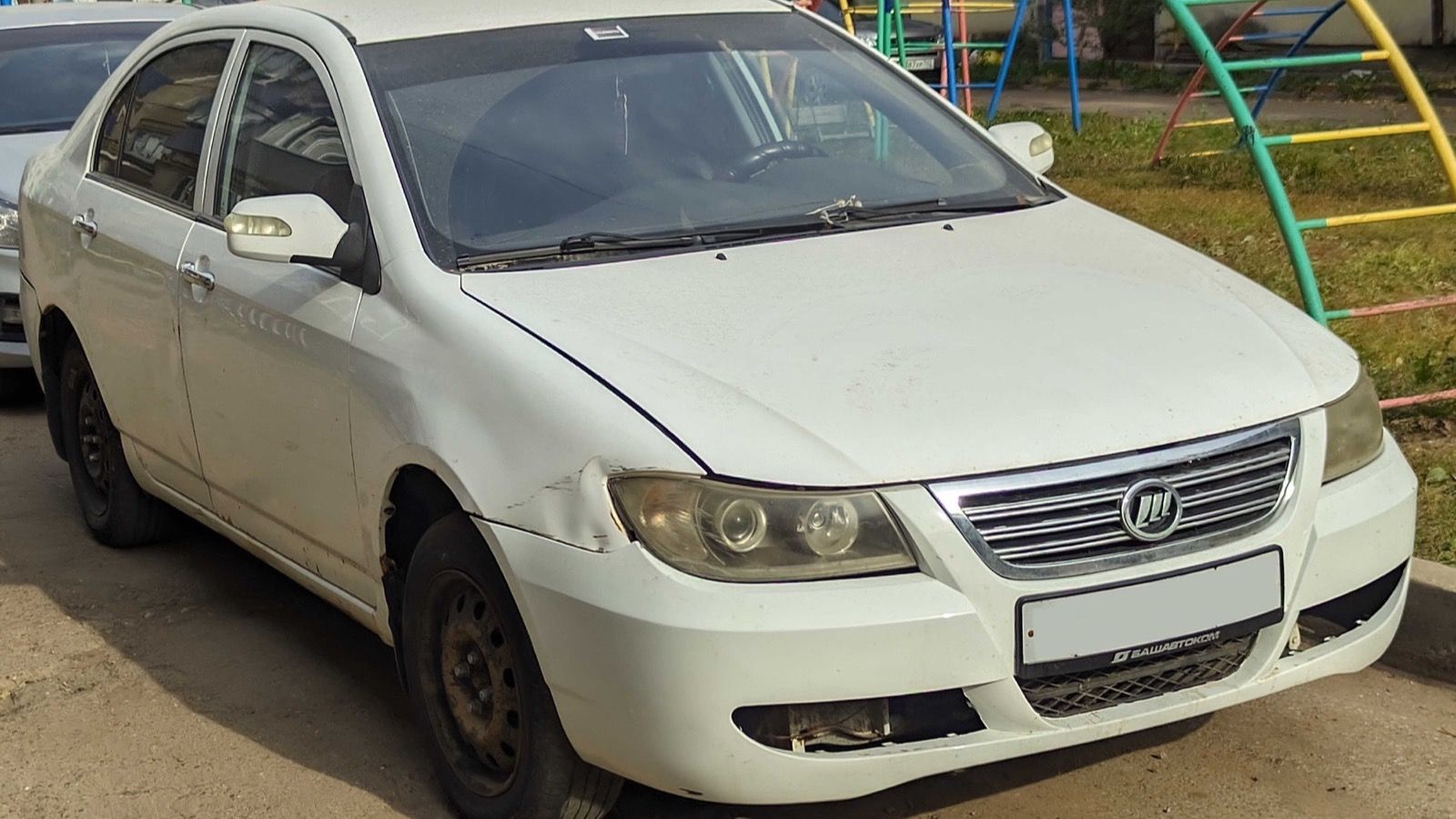 White Lifan 620 Solano sedan, front three-quarter view