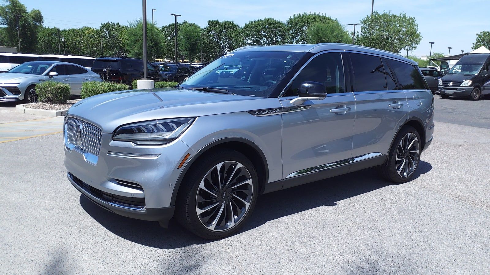 Silver-blue Lincoln Aviator Reserve, front three-quarter view in a parking lot