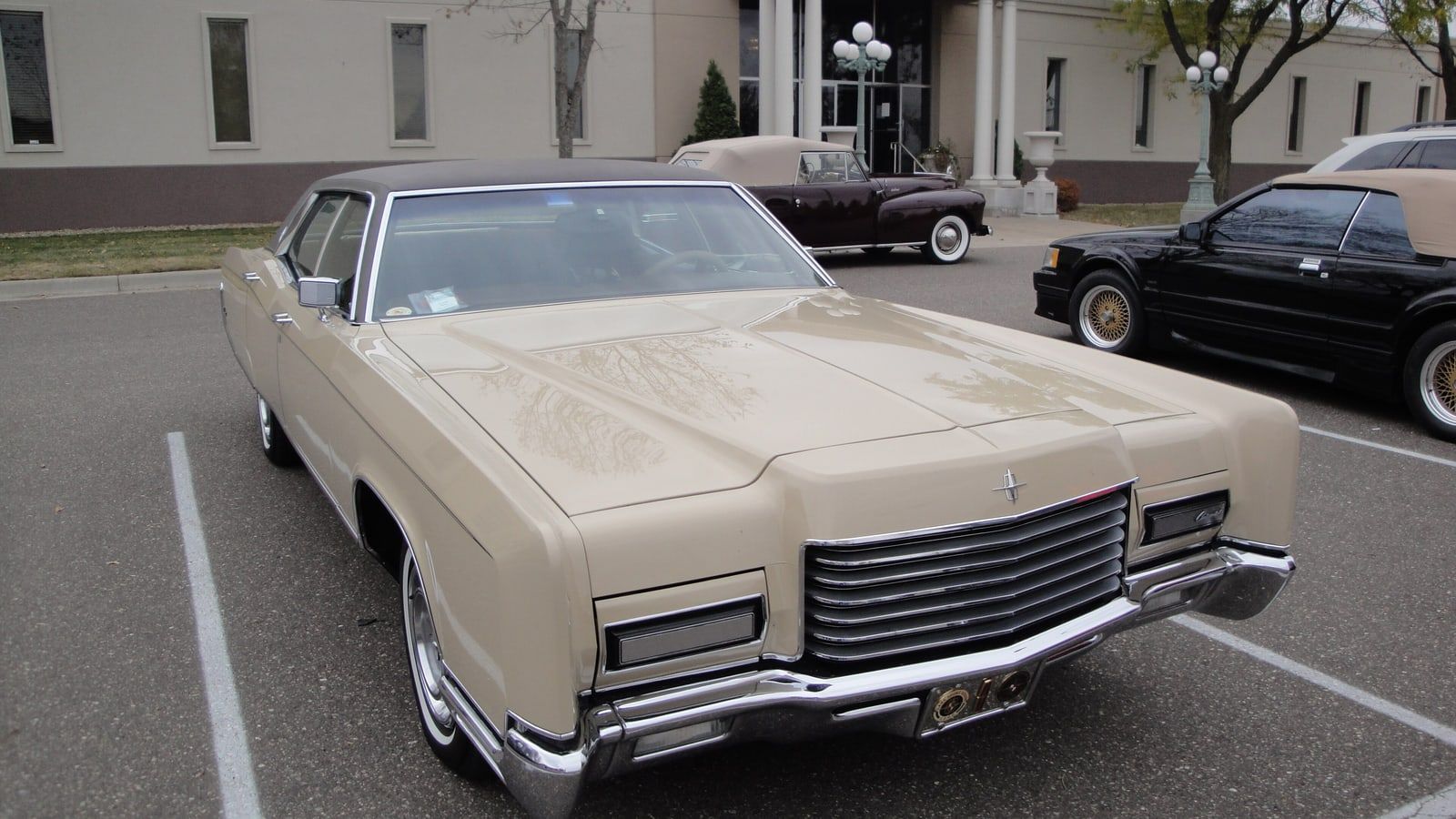 Tan 1971 Lincoln Continental two-door hardtop, front three-quarter view