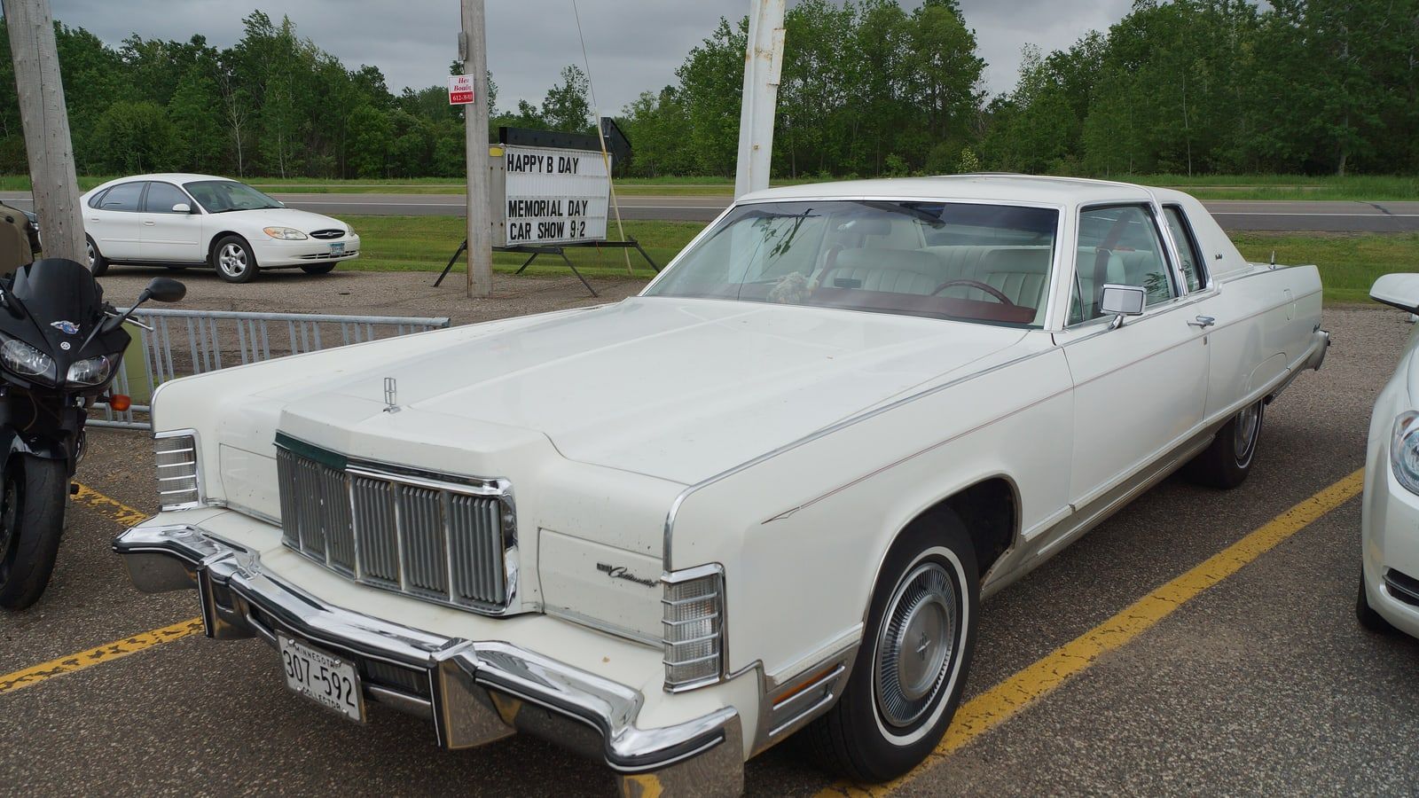 White 1976 Lincoln Continental Town Coupe, front three-quarter view