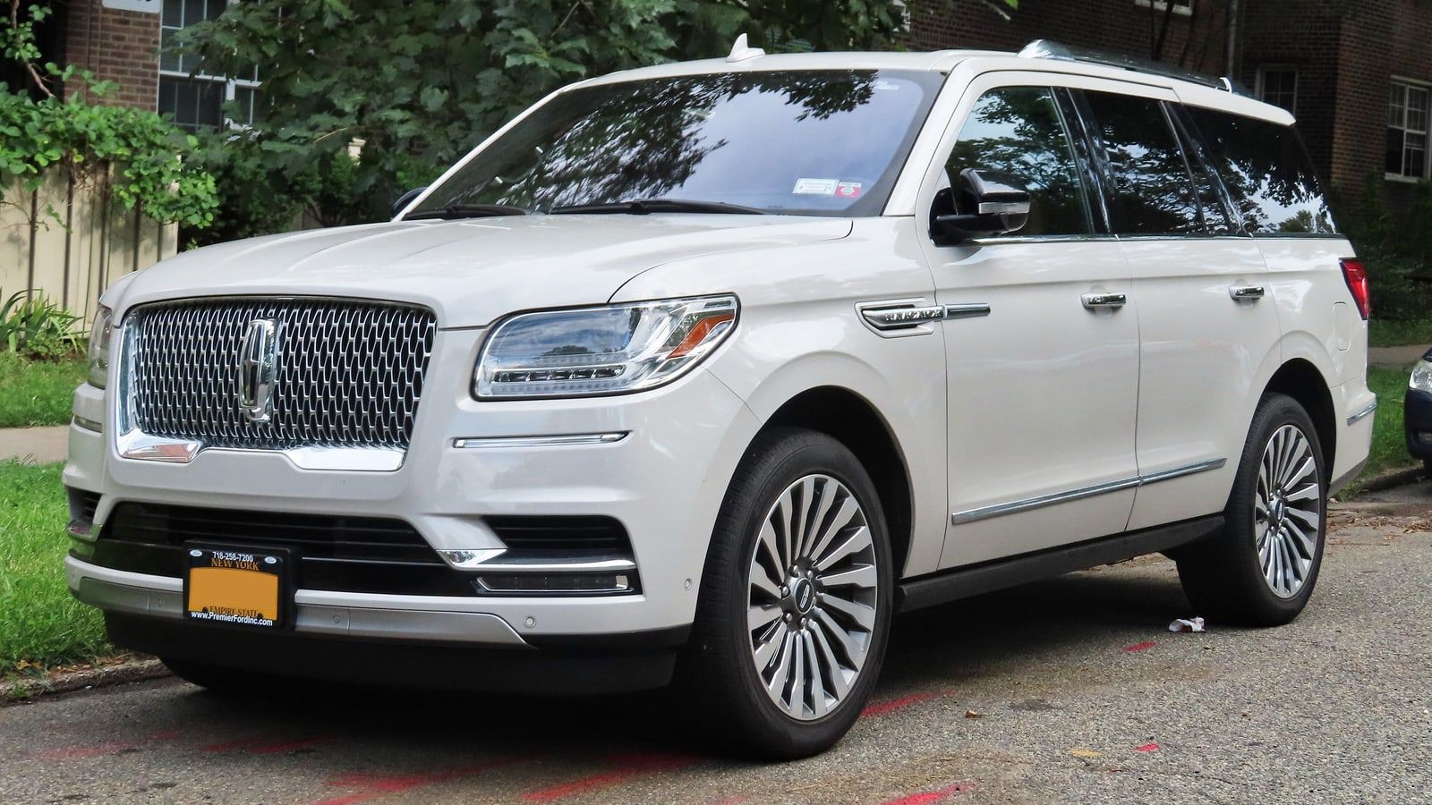 White 2019 Lincoln Navigator Reserve, front three-quarter view