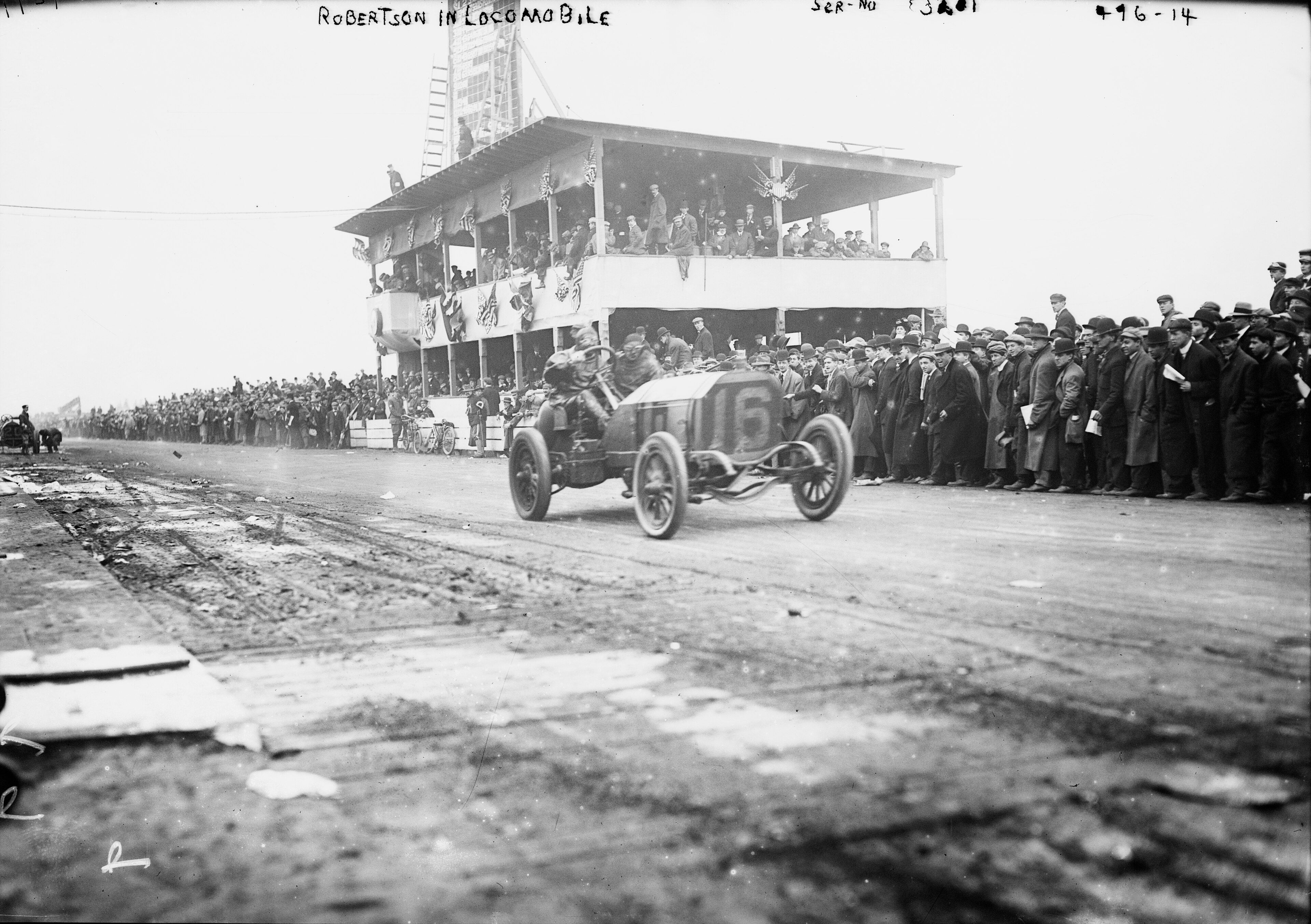 George Robertson driving Locomobile Old 16 past the grandstand at the 1908 Vanderbilt Cup