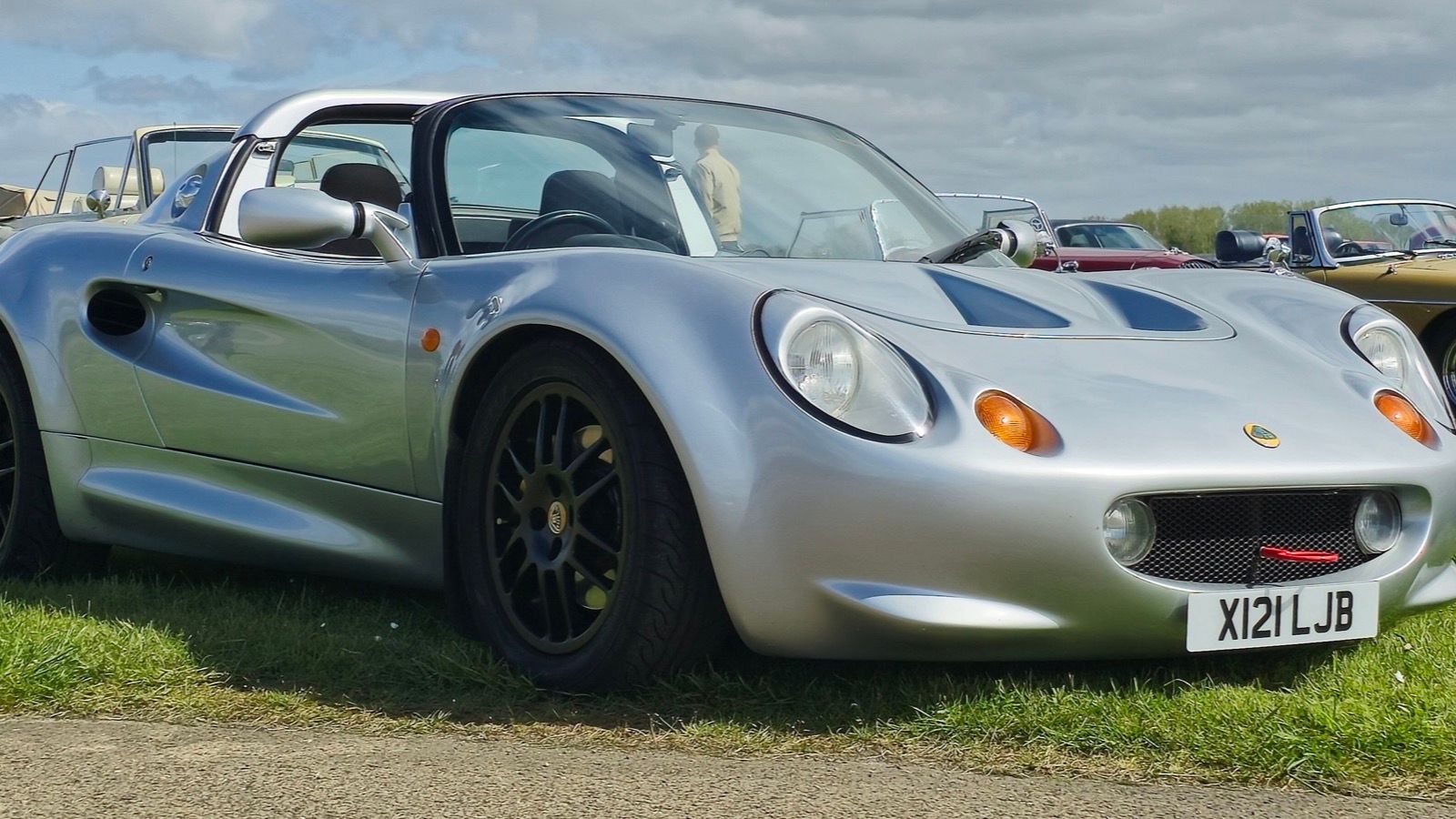 Silver 2000 Lotus Elise Series 1, front three-quarter view.