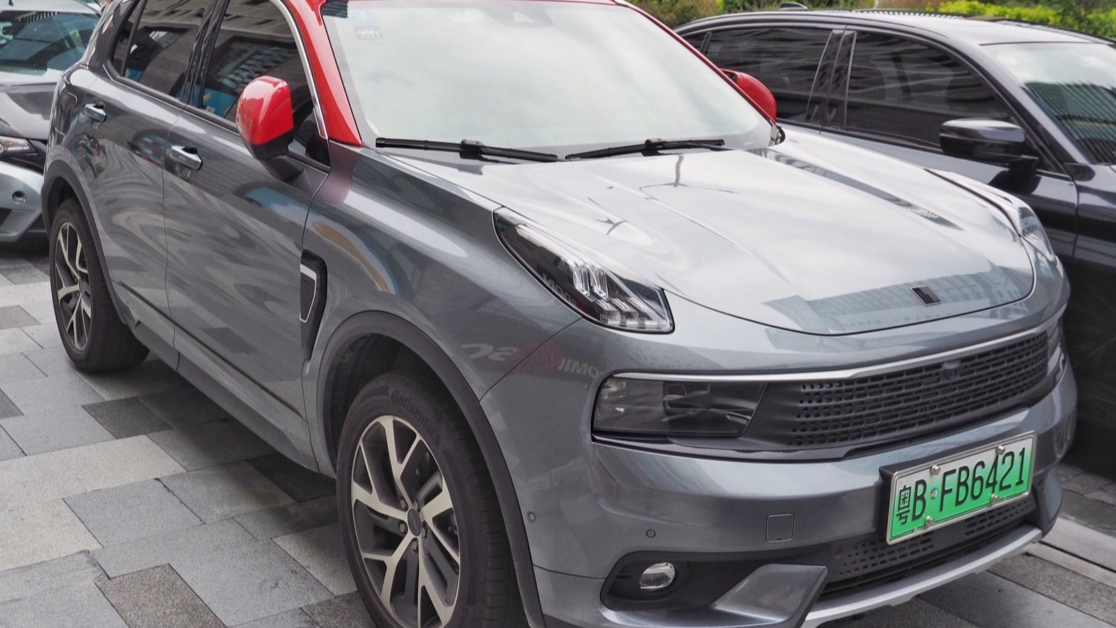 Grey 2019 Lynk & Co 01 PHEV with red roof, front three-quarter view