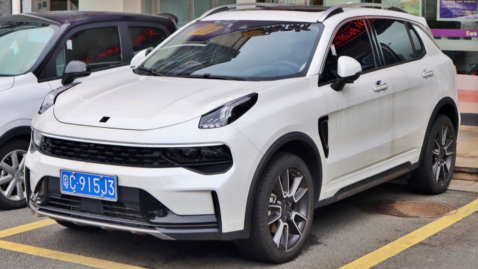 White 2022 Lynk & Co 01 facelift, front three-quarter view