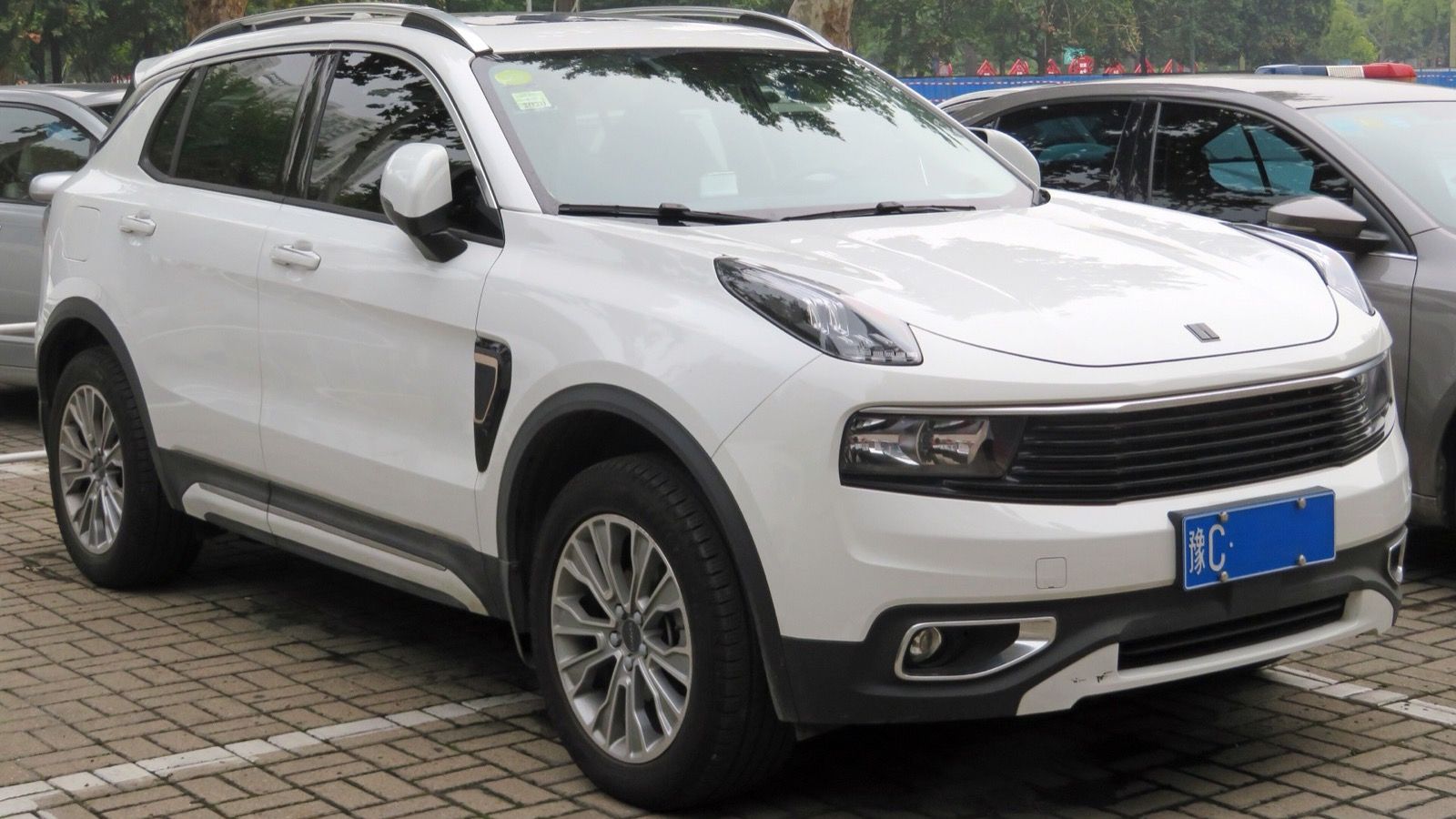 White Lynk & Co 01 compact SUV, front three-quarter view