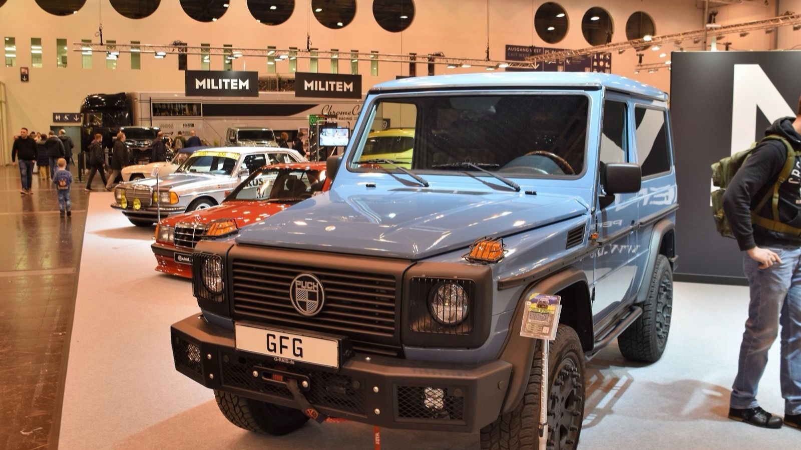 Blue-grey 1992 Puch G-Klasse W463 G 500 short-wheelbase at an indoor show, front three-quarter view