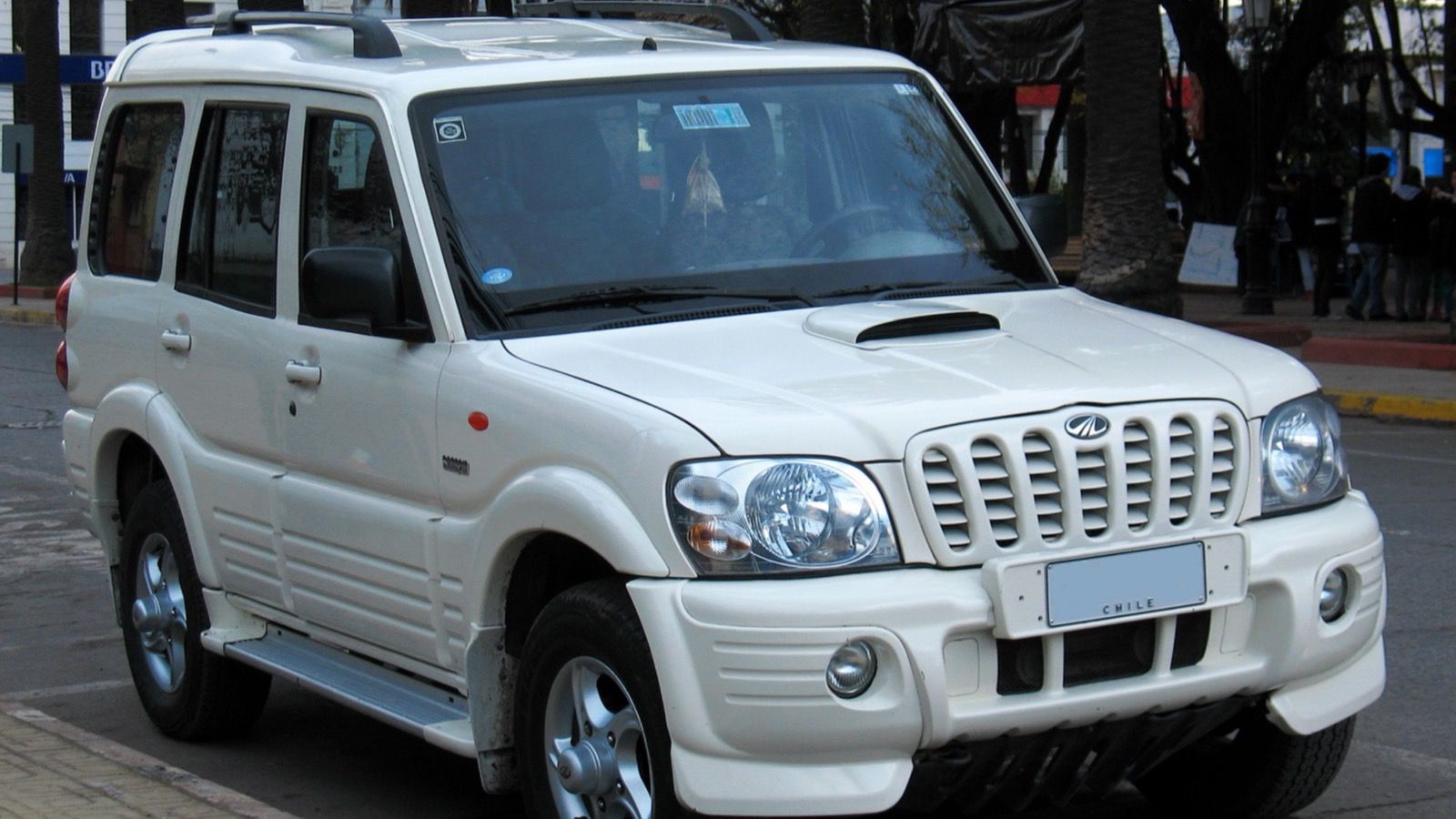 White 2009 Mahindra Scorpio GLX 2.5 CRDe 4WD parked on a street, front three-quarter view