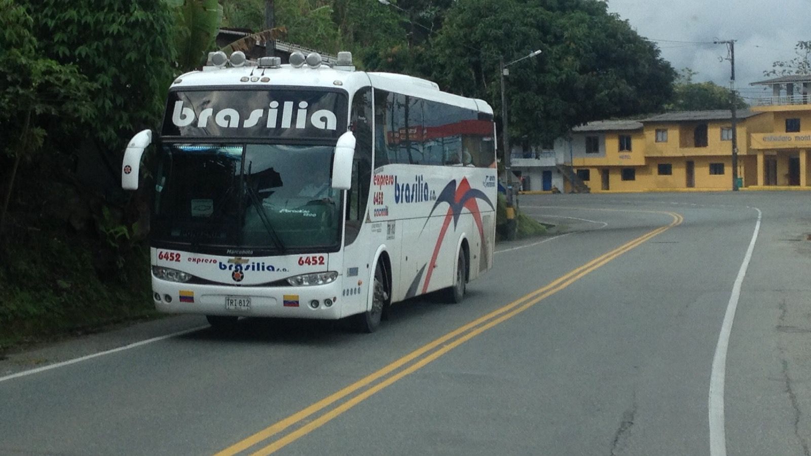 Marcopolo Paradiso G6 coach in Expreso Brasilia livery, front three-quarter view on a Colombian highway