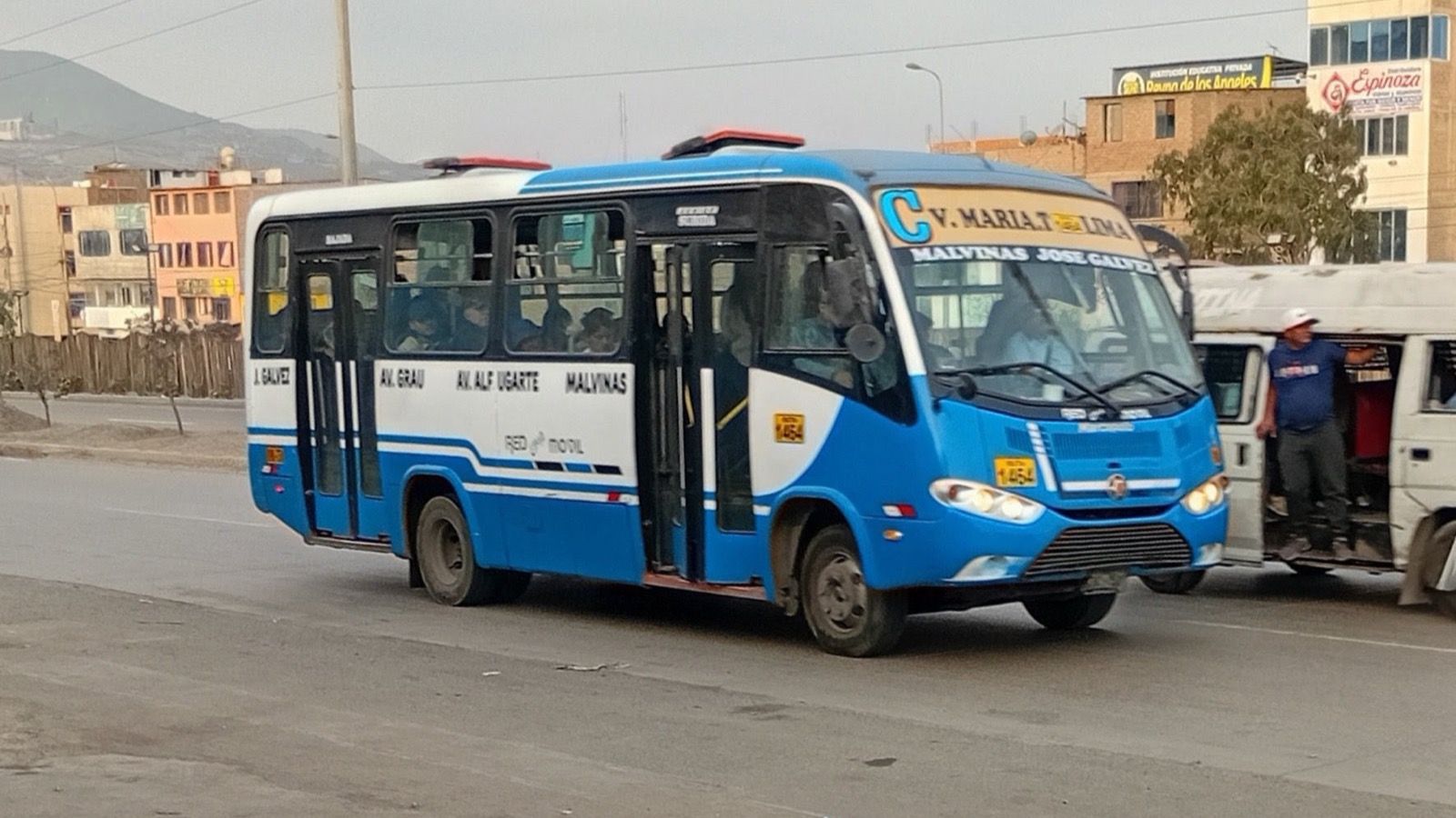 Marcopolo Senior 2005 minibus on an Isuzu NPR chassis, front three-quarter view in blue and white Lima livery