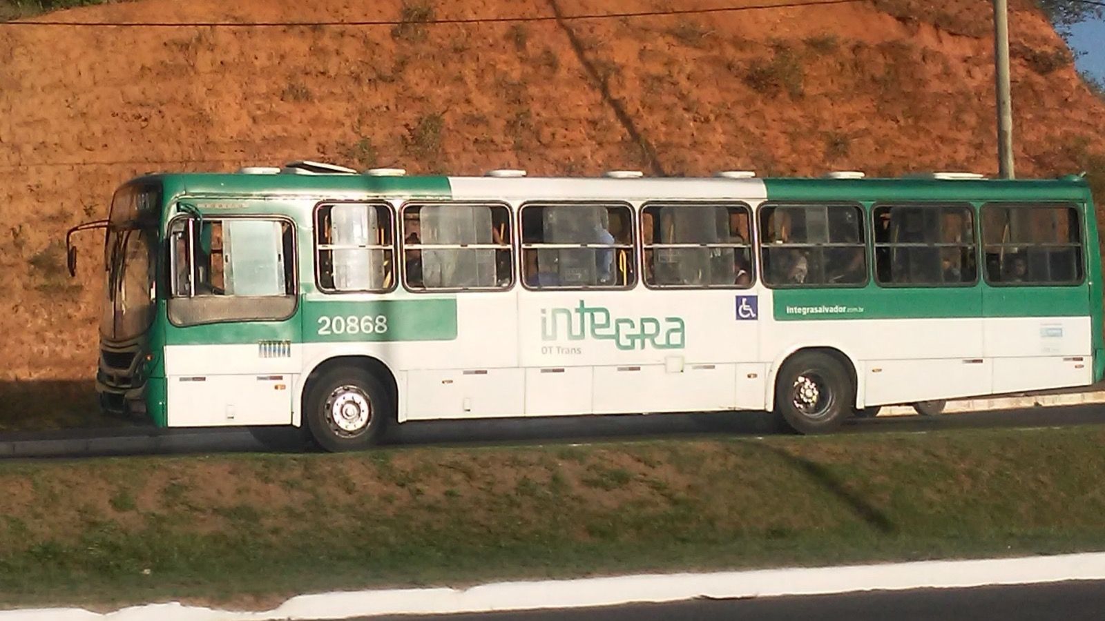 Marcopolo Torino 2007 urban bus on a Volkswagen 17-230 OD chassis, left side profile in Integra Salvador livery