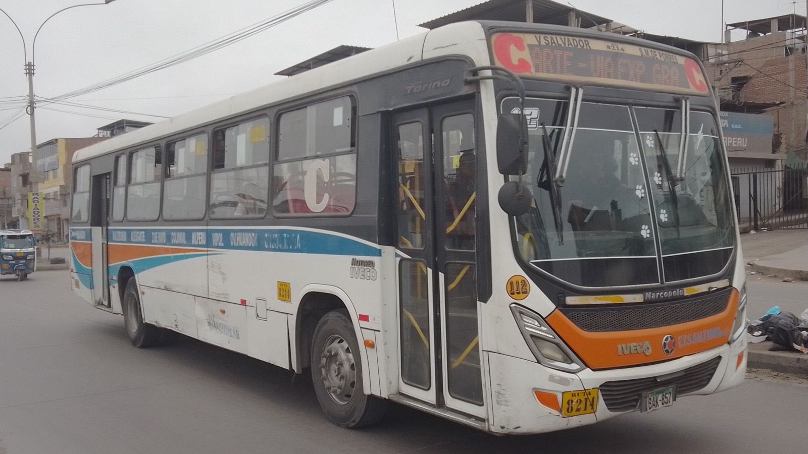 Marcopolo Torino city bus on an Iveco 170S28 chassis, front three-quarter view in Lima service