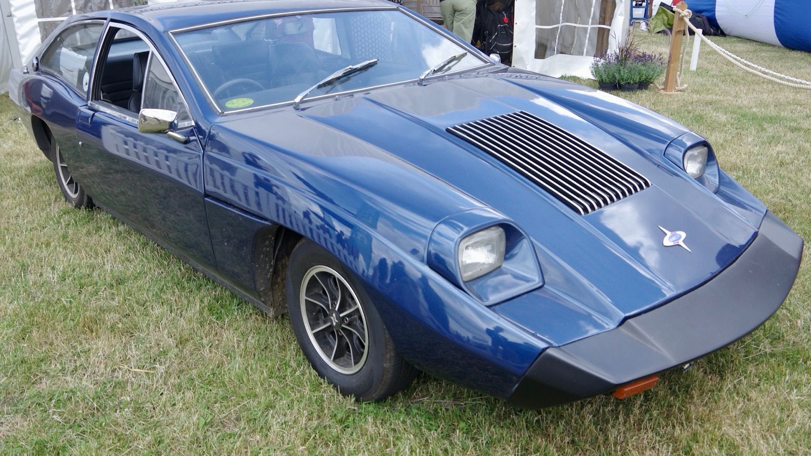 Blue Marcos Mantis M70 four-seat coupe, front three-quarter view