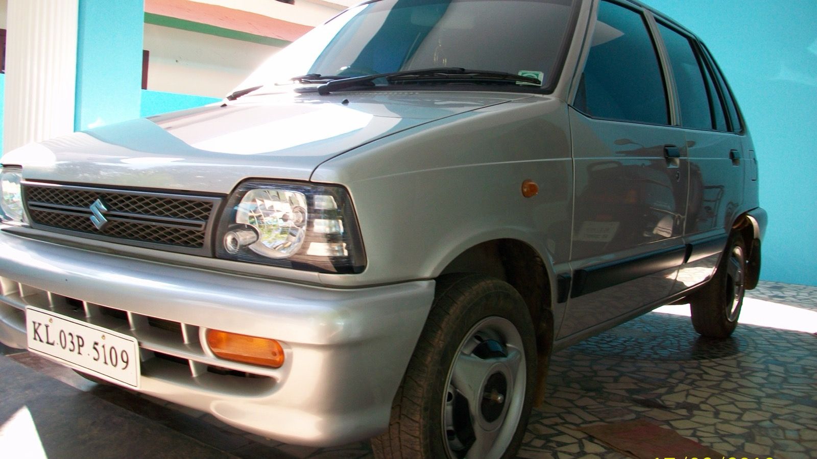 Silver Maruti 800 hatchback, front three-quarter view