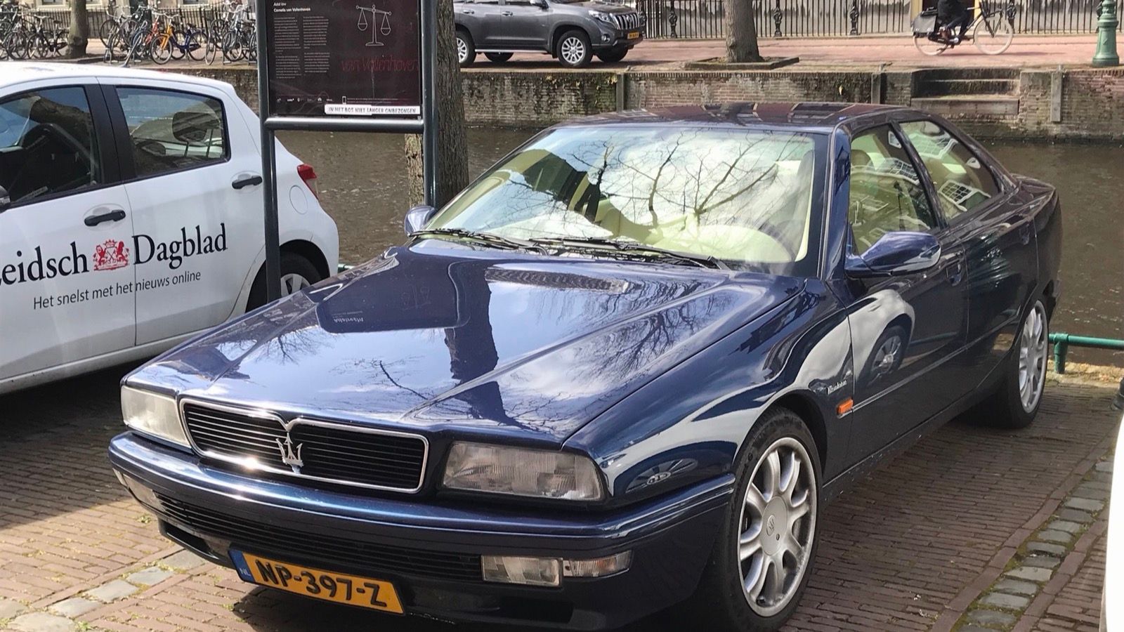 Dark-blue 2000 Maserati Quattroporte 3.2 V8 Evoluzione sedan, front three-quarter view