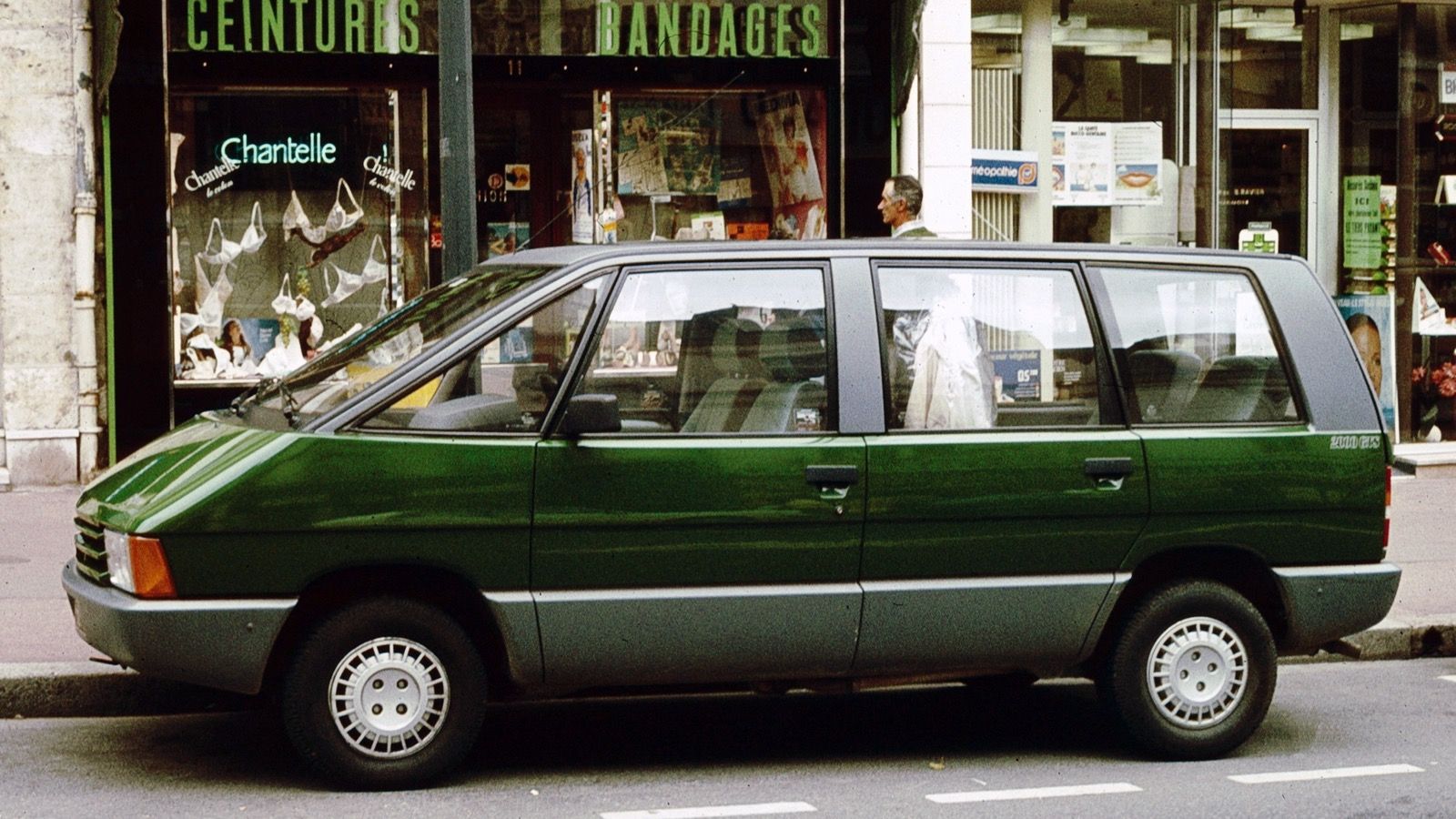 Green first-generation Renault Espace parked on a street in Blois, clean side profile