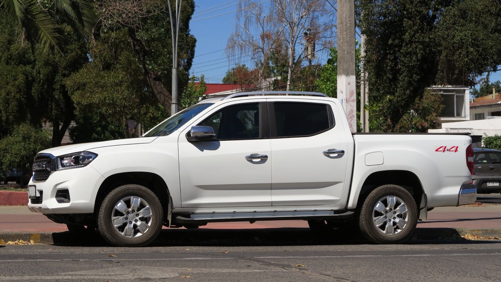 White 2022 Maxus T60 GLX D20 double-cab pickup parked kerbside, side profile