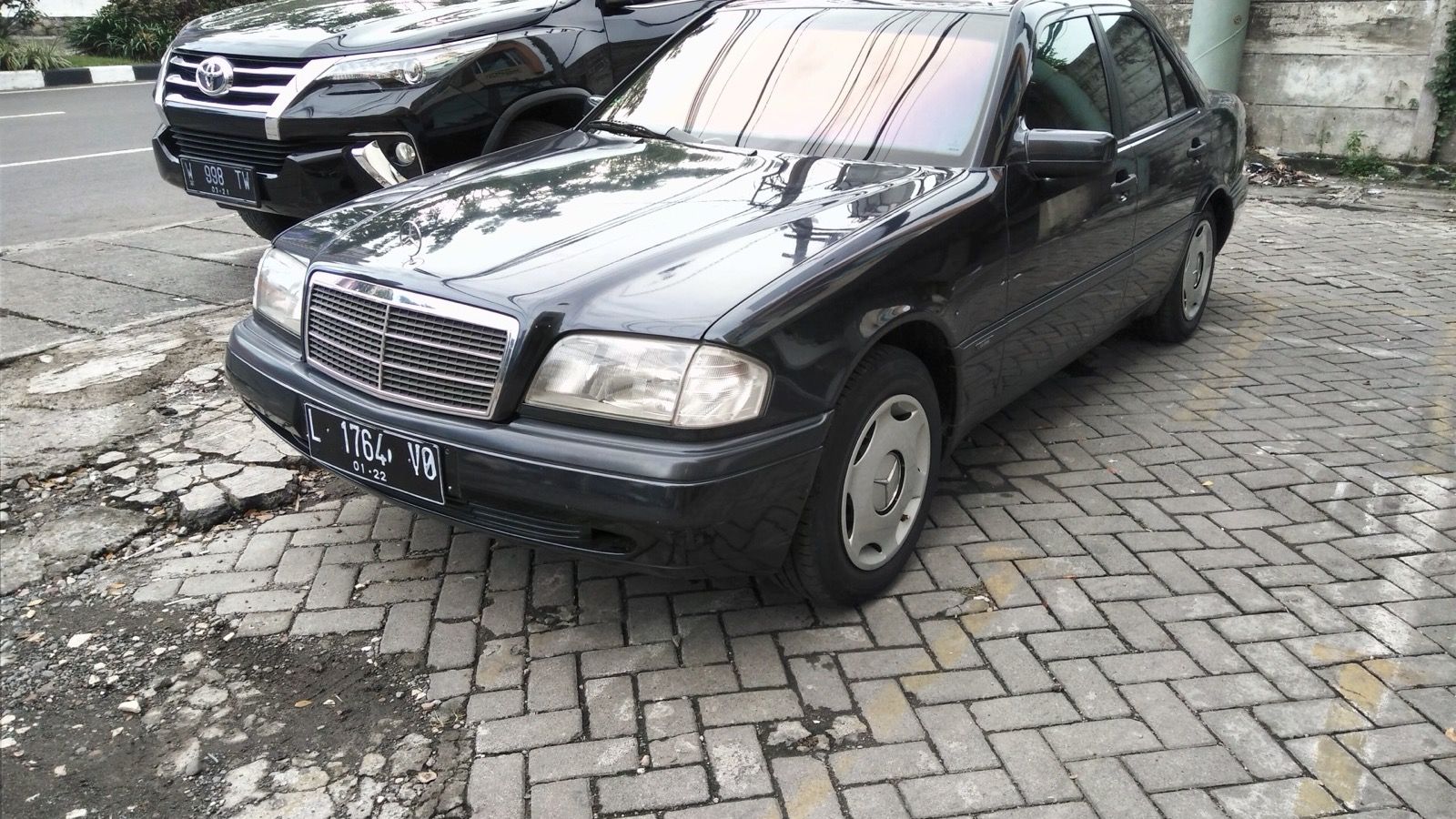 1996 Mercedes-Benz C200 (front), West Surabaya, front three-quarter view